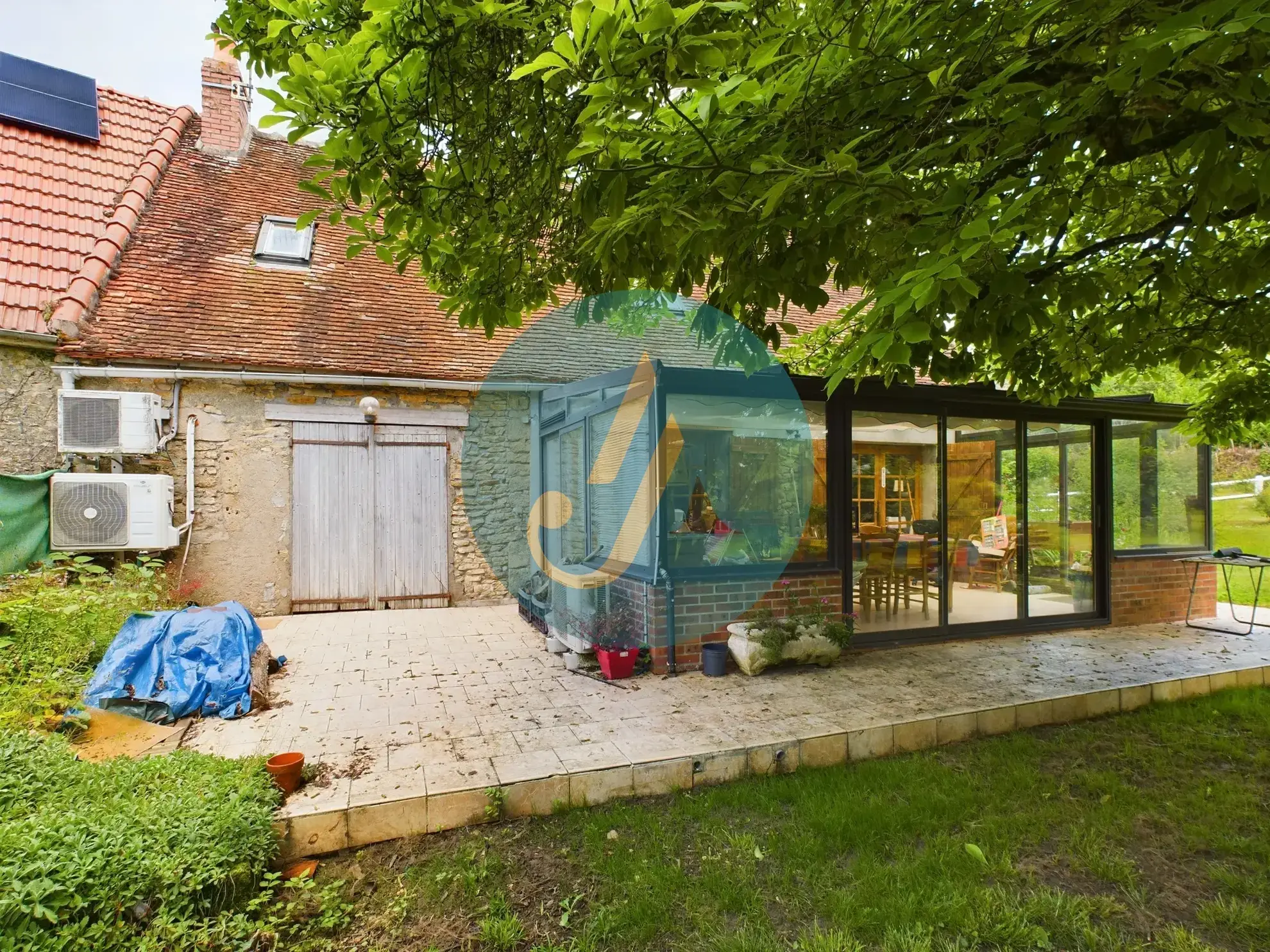 Longère de charme avec grand terrain à Champlemy, authenticité et volume 