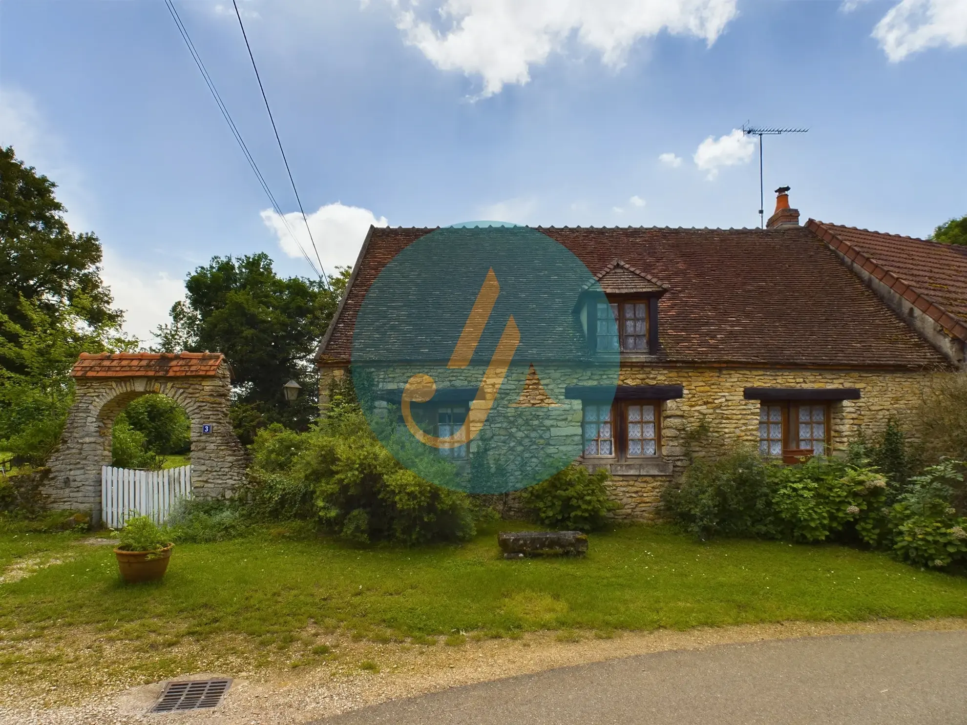 Longère de charme avec grand terrain à Champlemy, authenticité et volume 