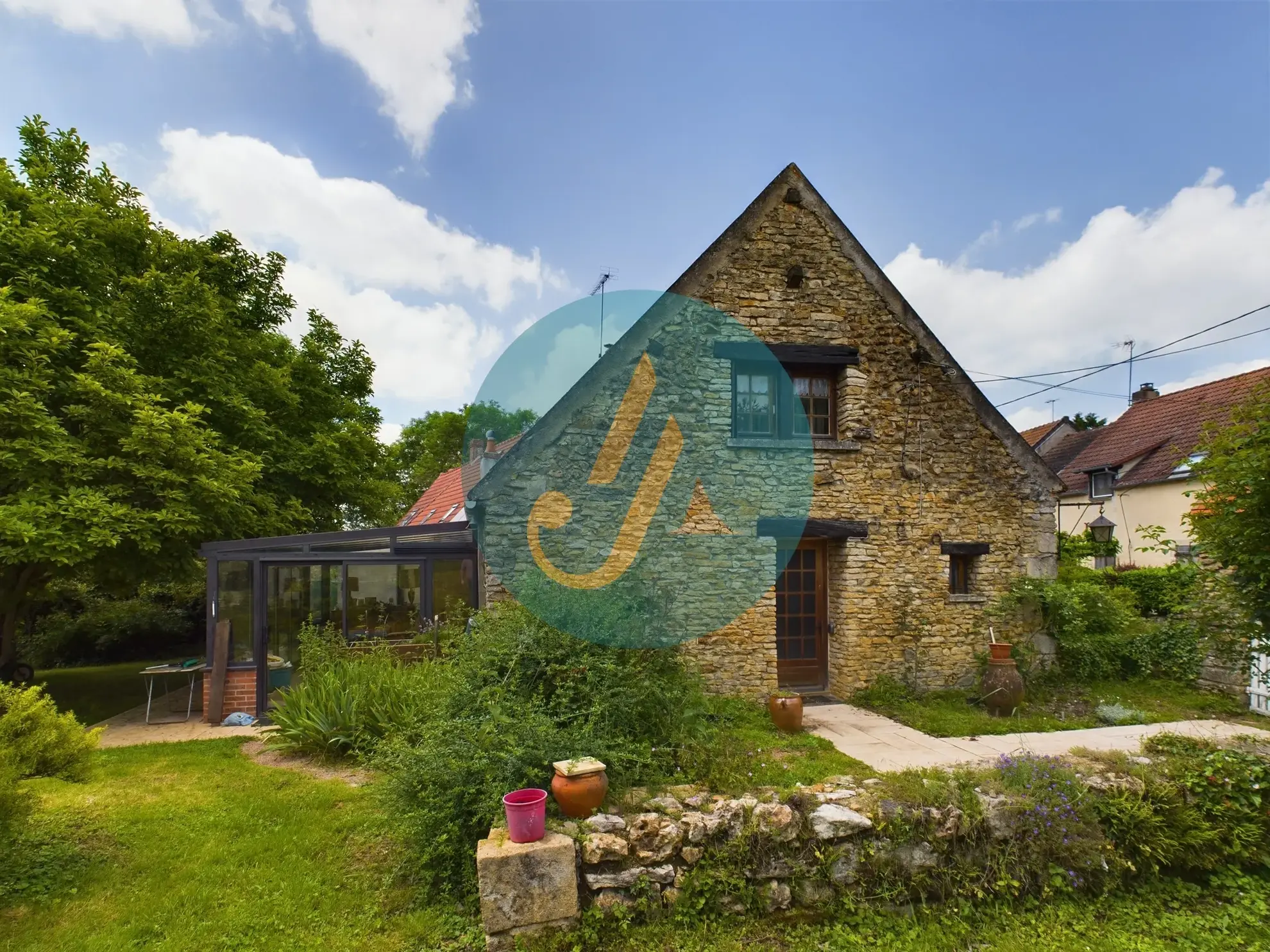 Longère de charme avec grand terrain à Champlemy, authenticité et volume 