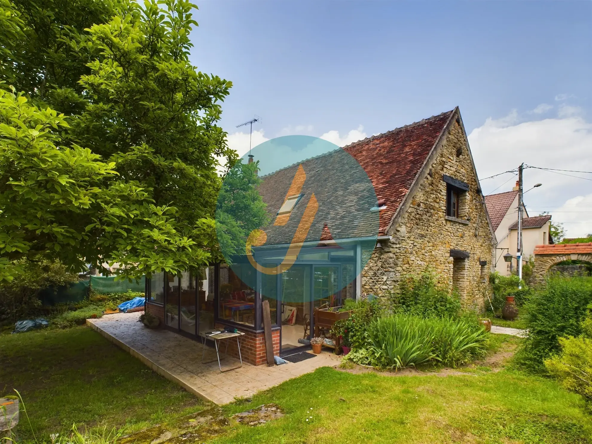 Longère de charme avec grand terrain à Champlemy, authenticité et volume