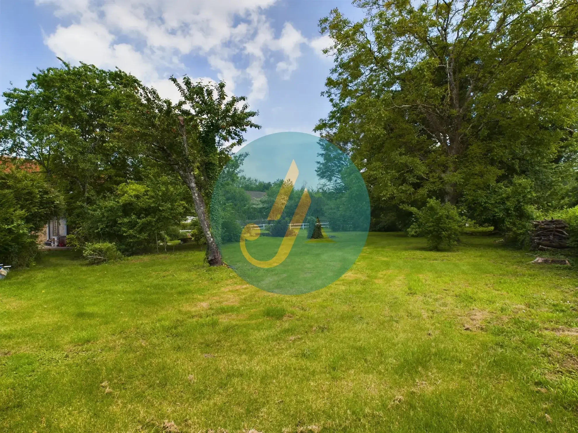 Longère de charme avec grand terrain à Champlemy, authenticité et volume 