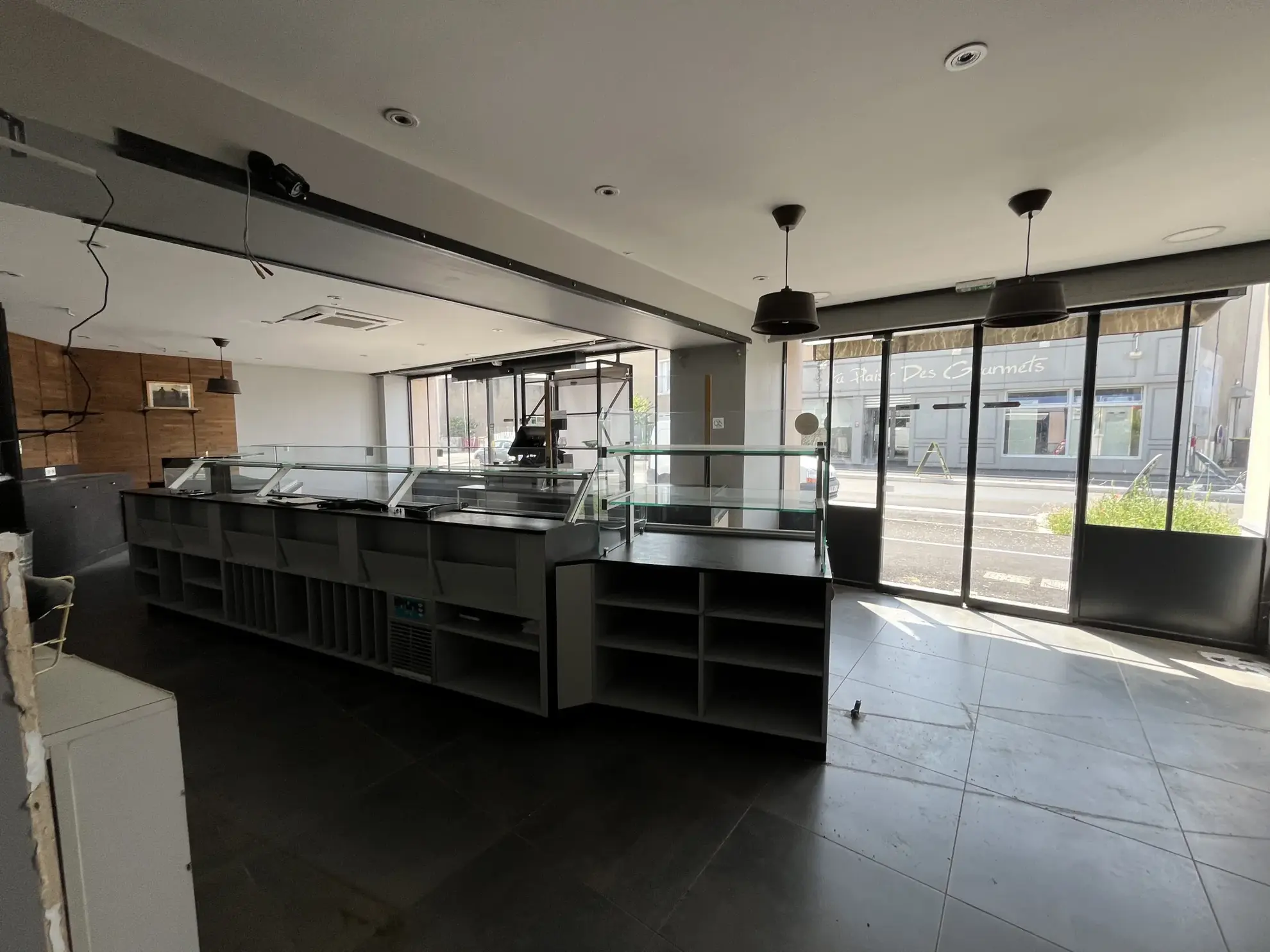 Immeuble de commerce de 350 m² à Thouars avec appartement et accès PMR 