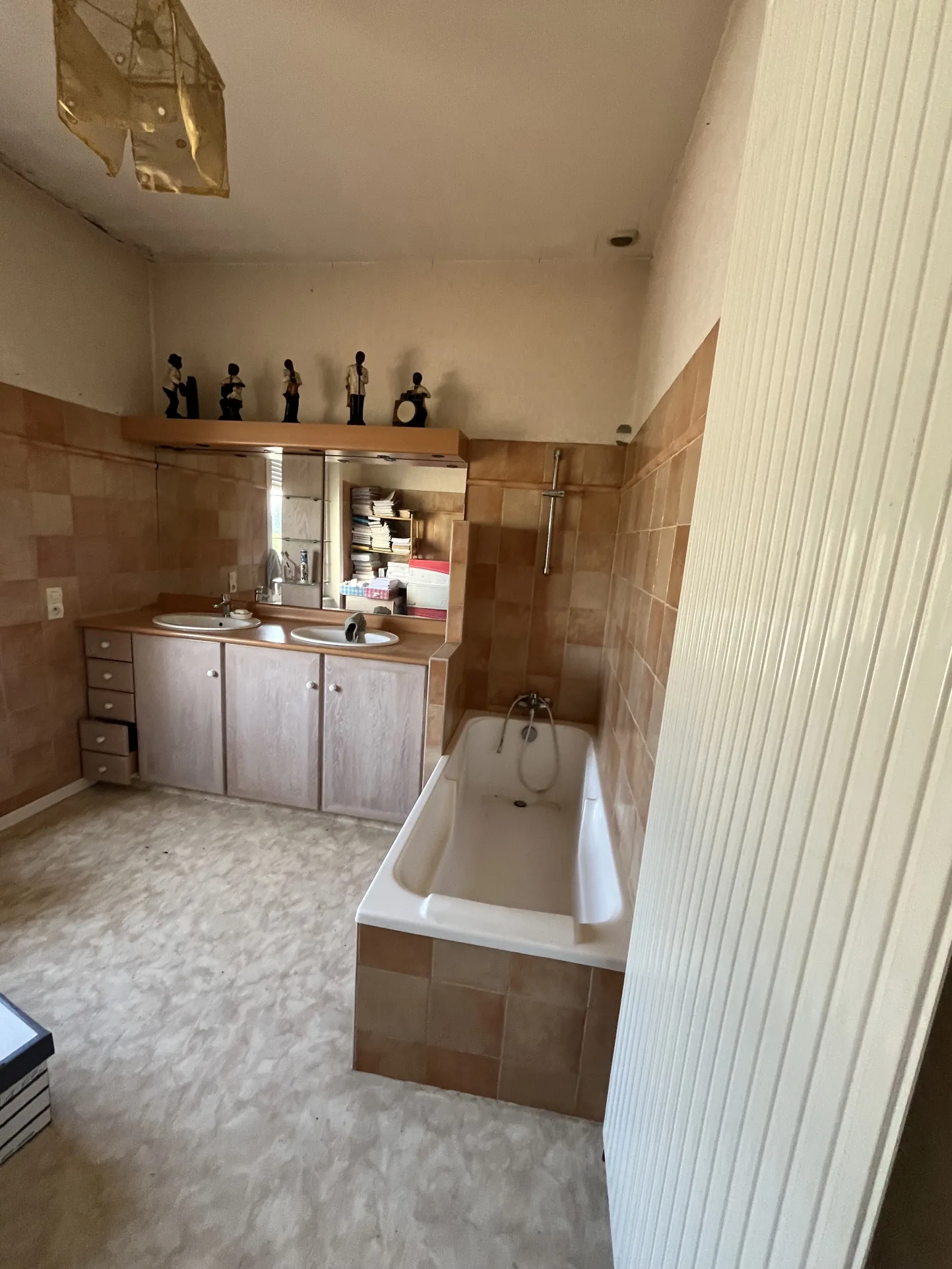 Immeuble de commerce de 350 m² à Thouars avec appartement et accès PMR 