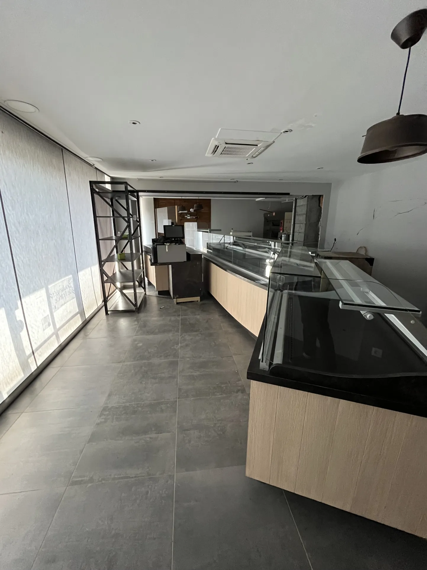 Immeuble de commerce de 350 m² à Thouars avec appartement et accès PMR 