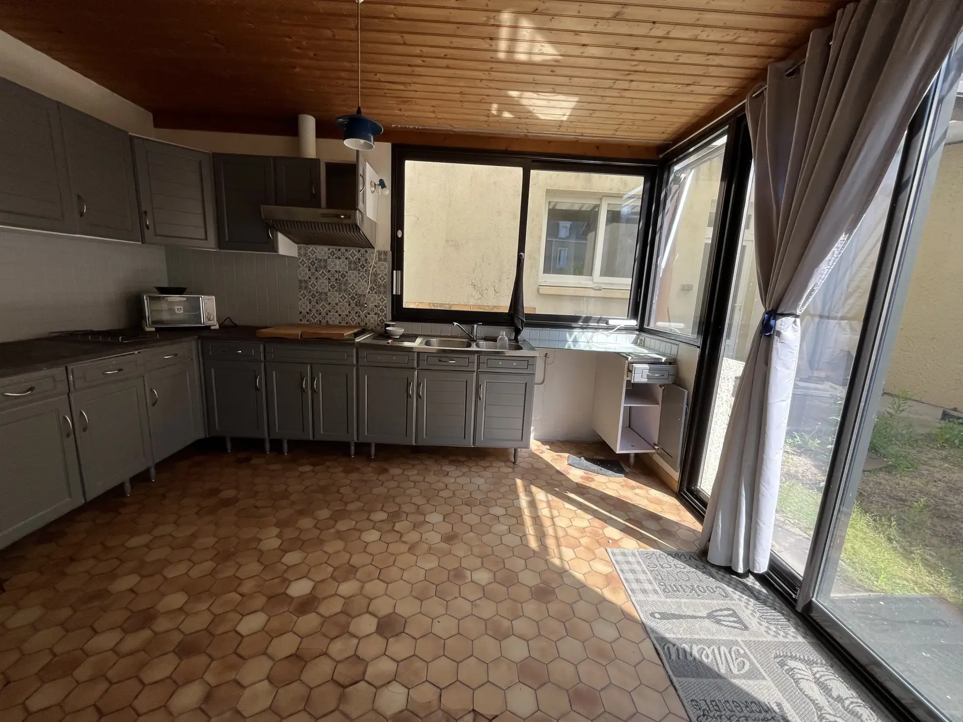 Immeuble de commerce de 350 m² à Thouars avec appartement et accès PMR 