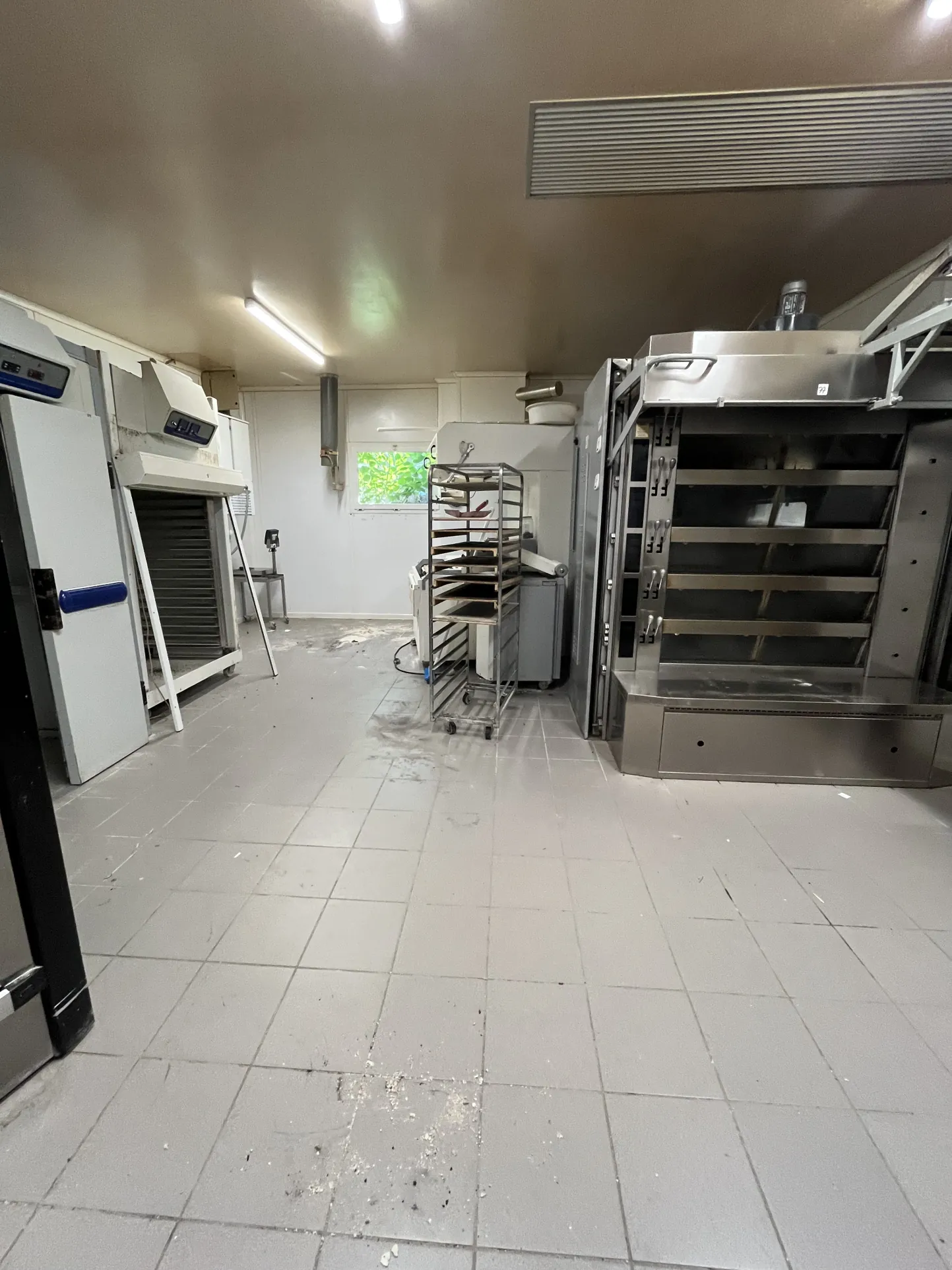 Immeuble de commerce de 350 m² à Thouars avec appartement et accès PMR 