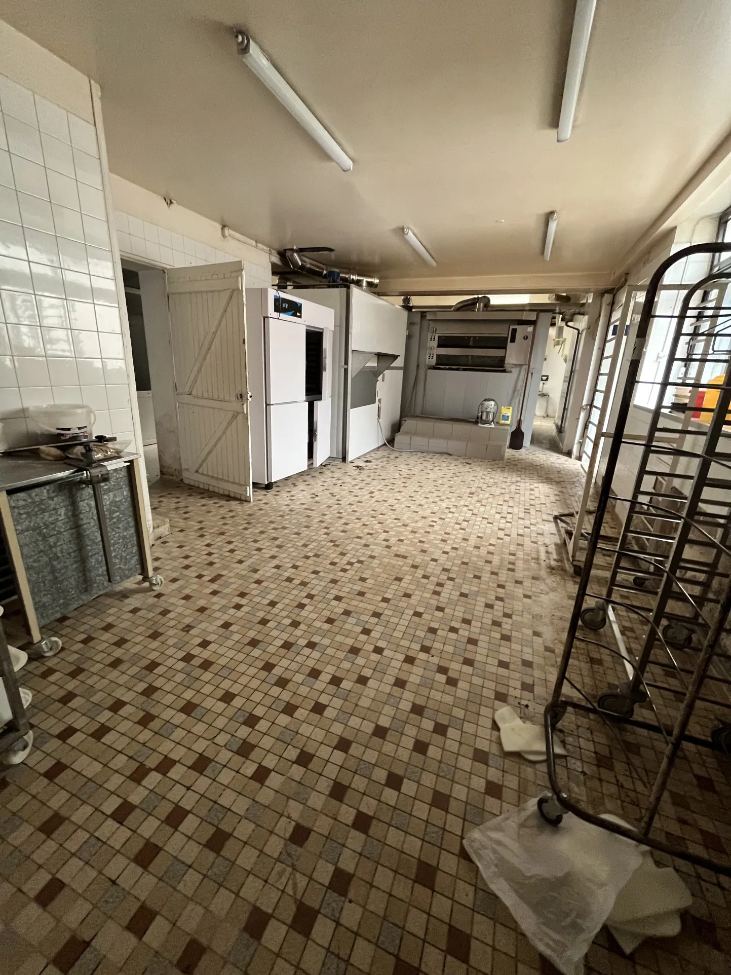 Immeuble de commerce de 350 m² à Thouars avec appartement et accès PMR 