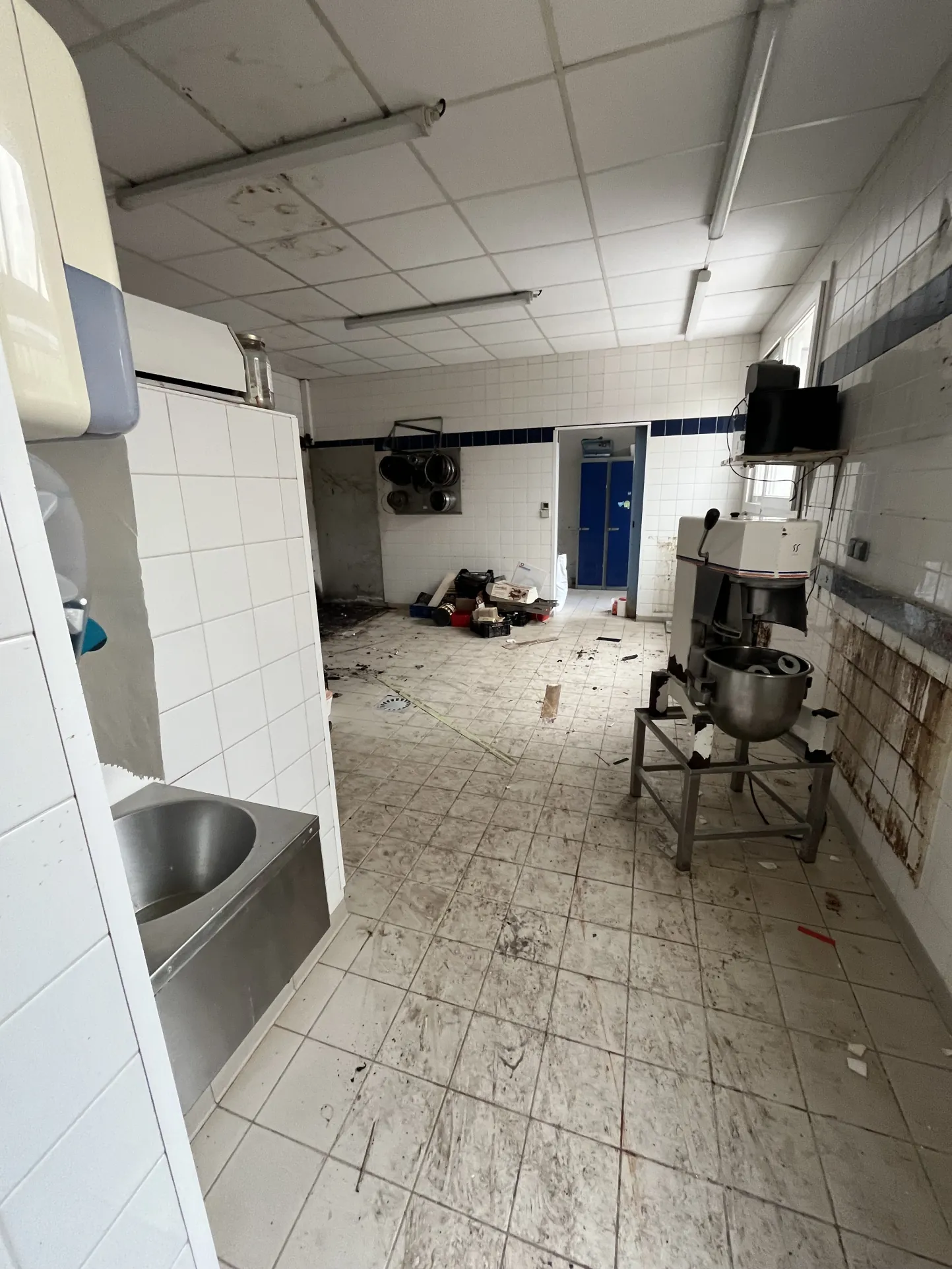 Immeuble de commerce de 350 m² à Thouars avec appartement et accès PMR 