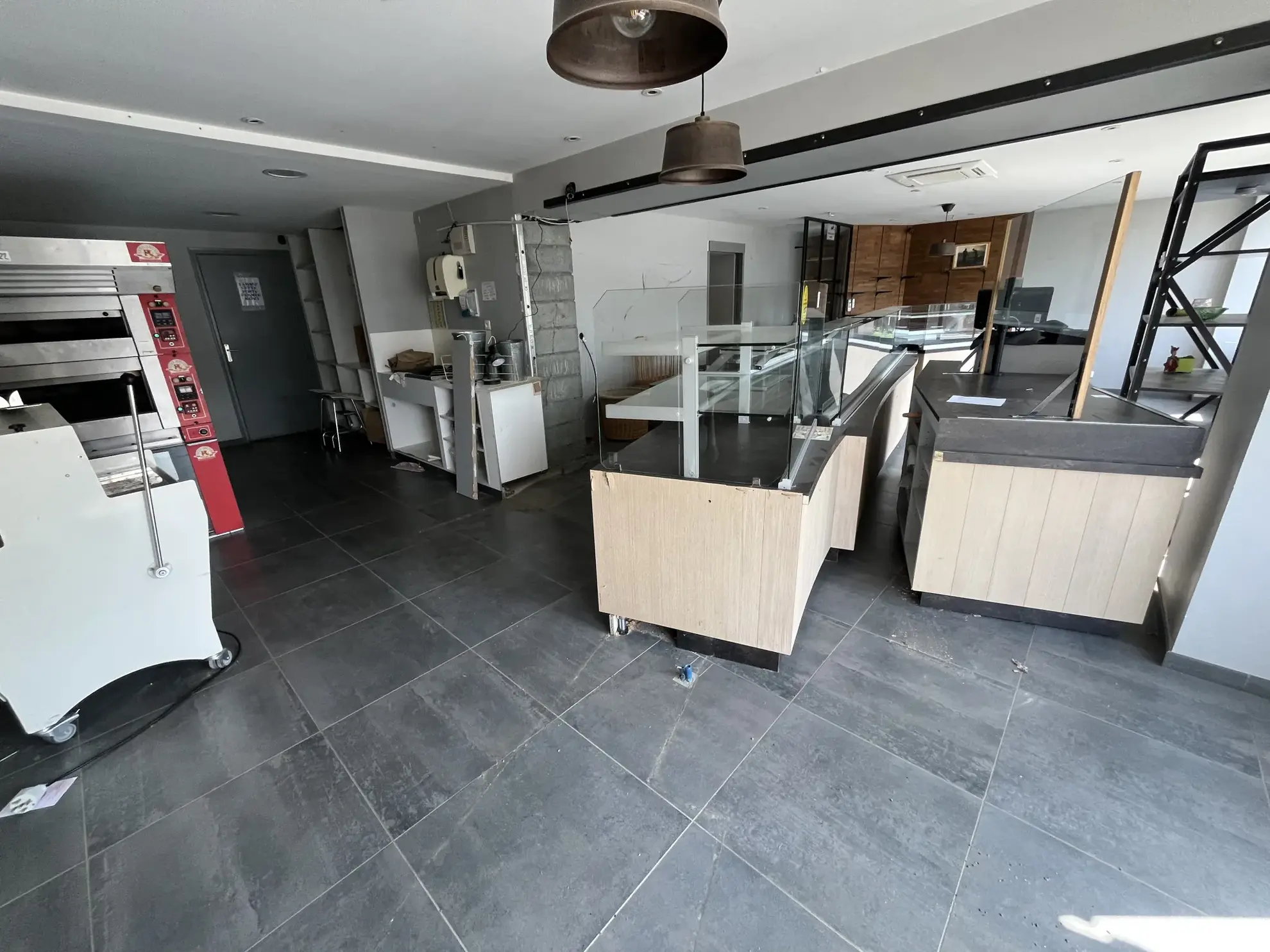 Immeuble de commerce de 350 m² à Thouars avec appartement et accès PMR