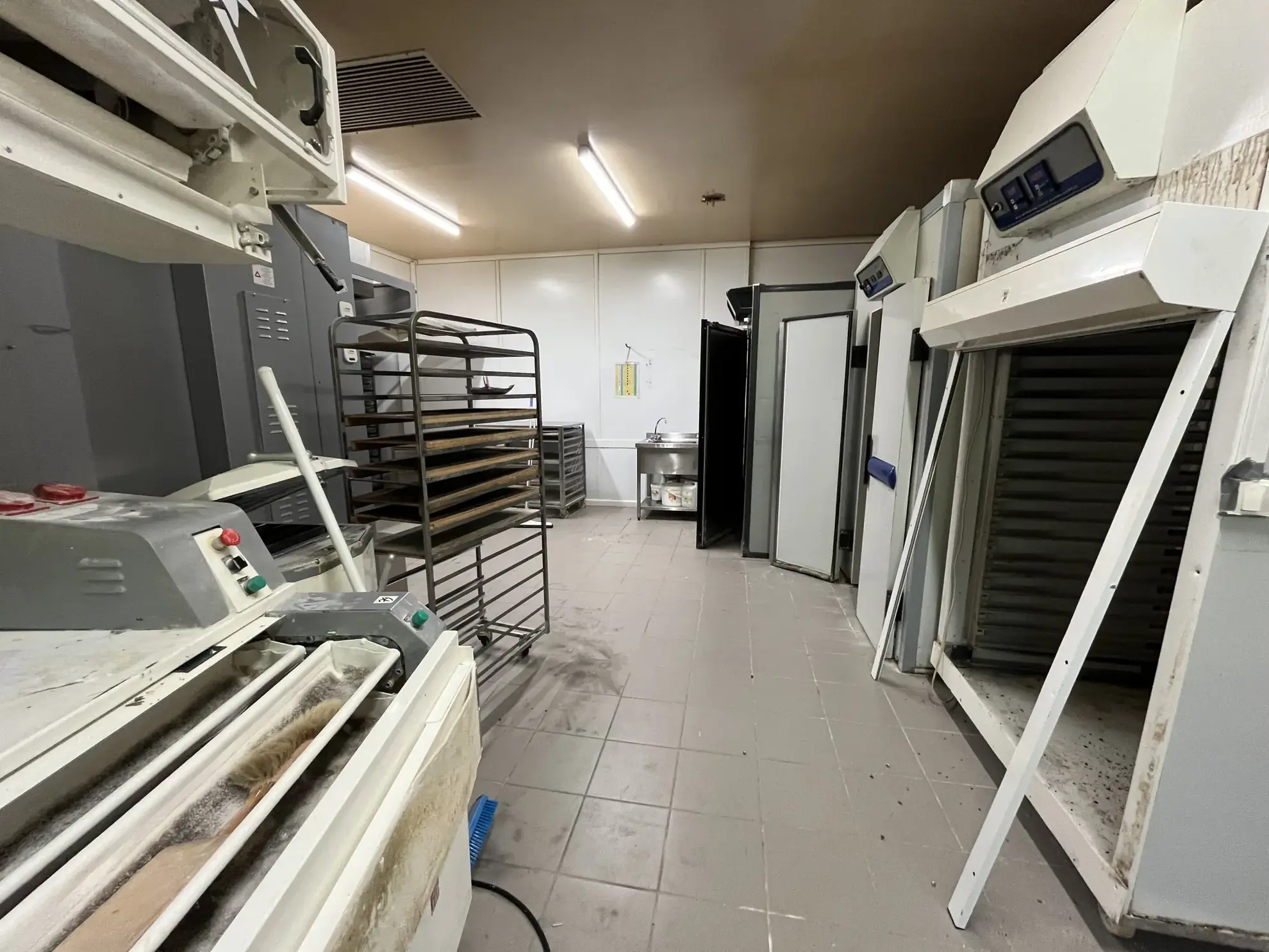 Immeuble de commerce de 350 m² à Thouars avec appartement et accès PMR 