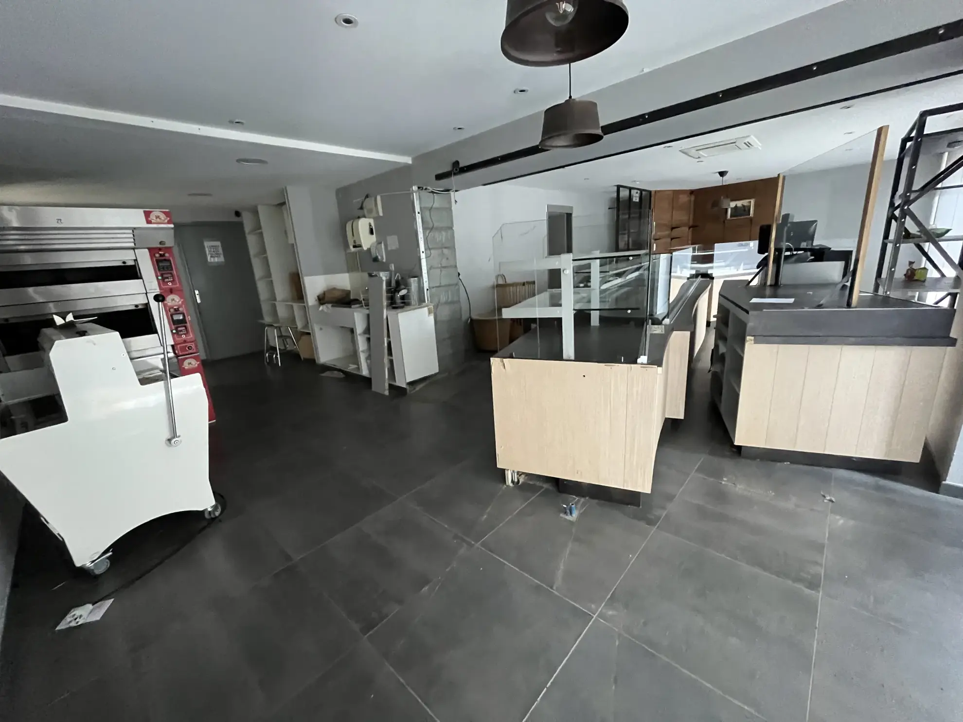 Immeuble de commerce de 350 m² à Thouars avec appartement et accès PMR 