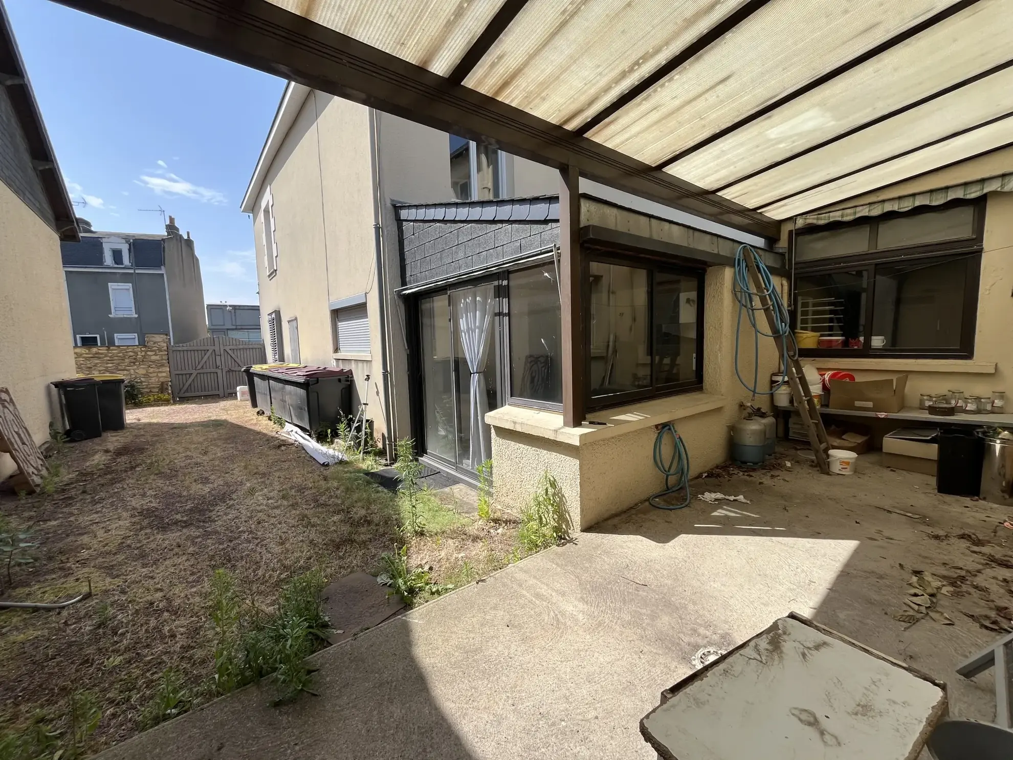 Immeuble de commerce de 350 m² à Thouars avec appartement et accès PMR 