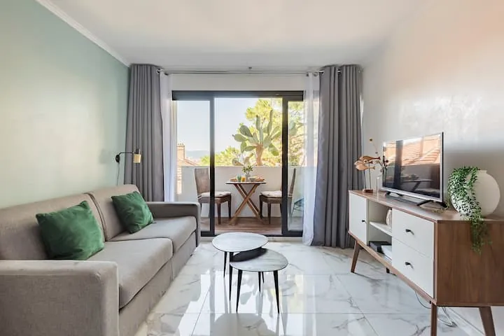 Appartement rénové à Cannes La Bocca avec balcon et vue dégagée à vendre 