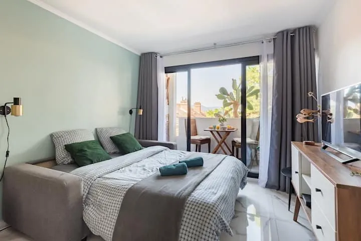 Appartement rénové à Cannes La Bocca avec balcon et vue dégagée à vendre 