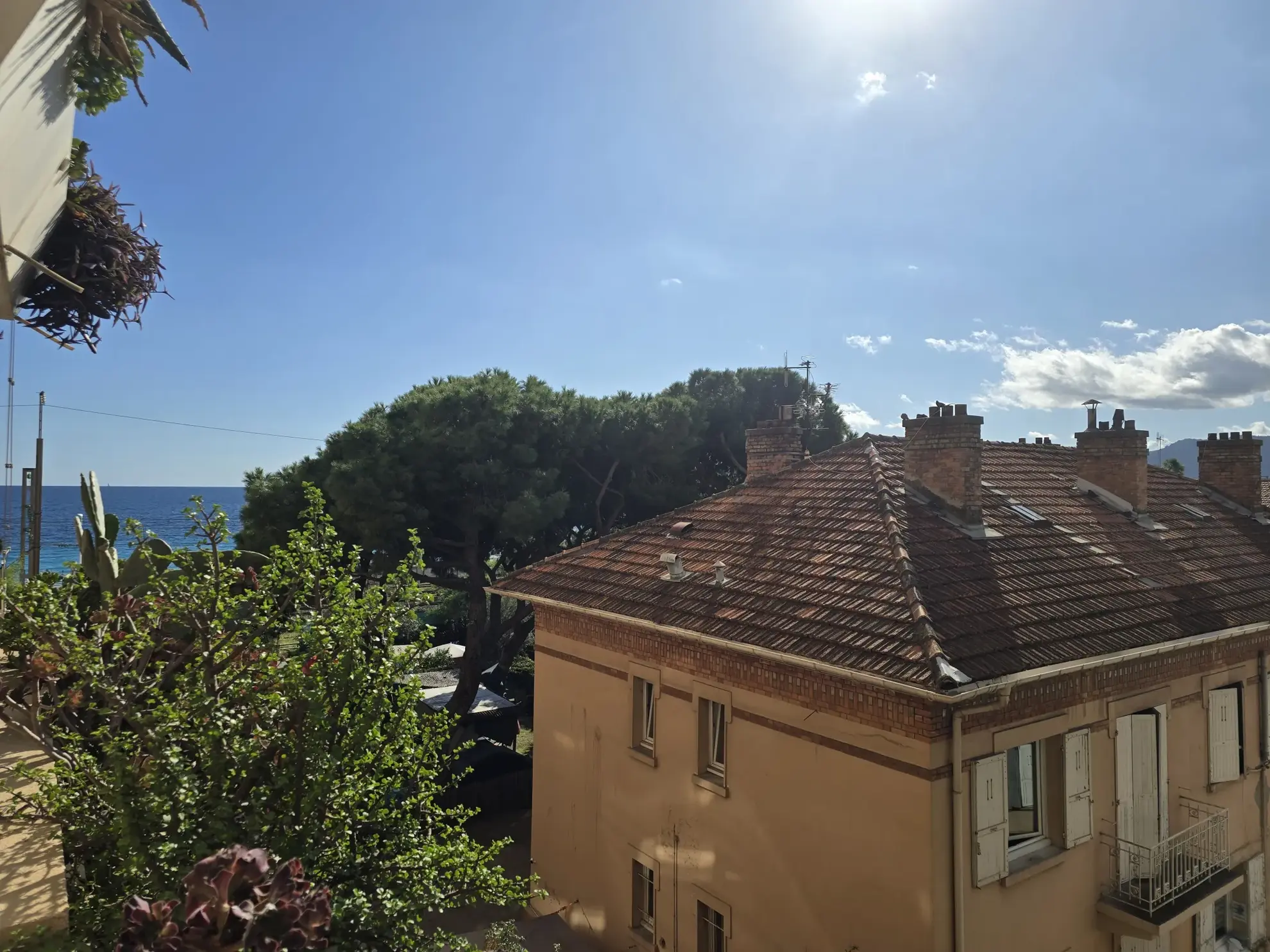 Appartement rénové à Cannes La Bocca avec balcon et vue dégagée à vendre 