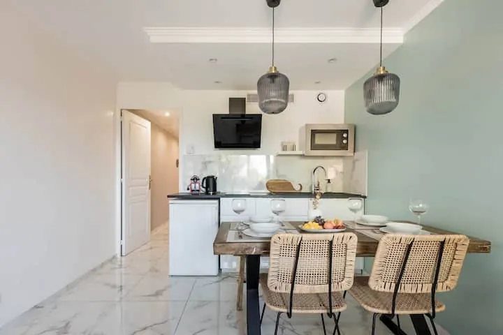 Appartement rénové à Cannes La Bocca avec balcon et vue dégagée à vendre 