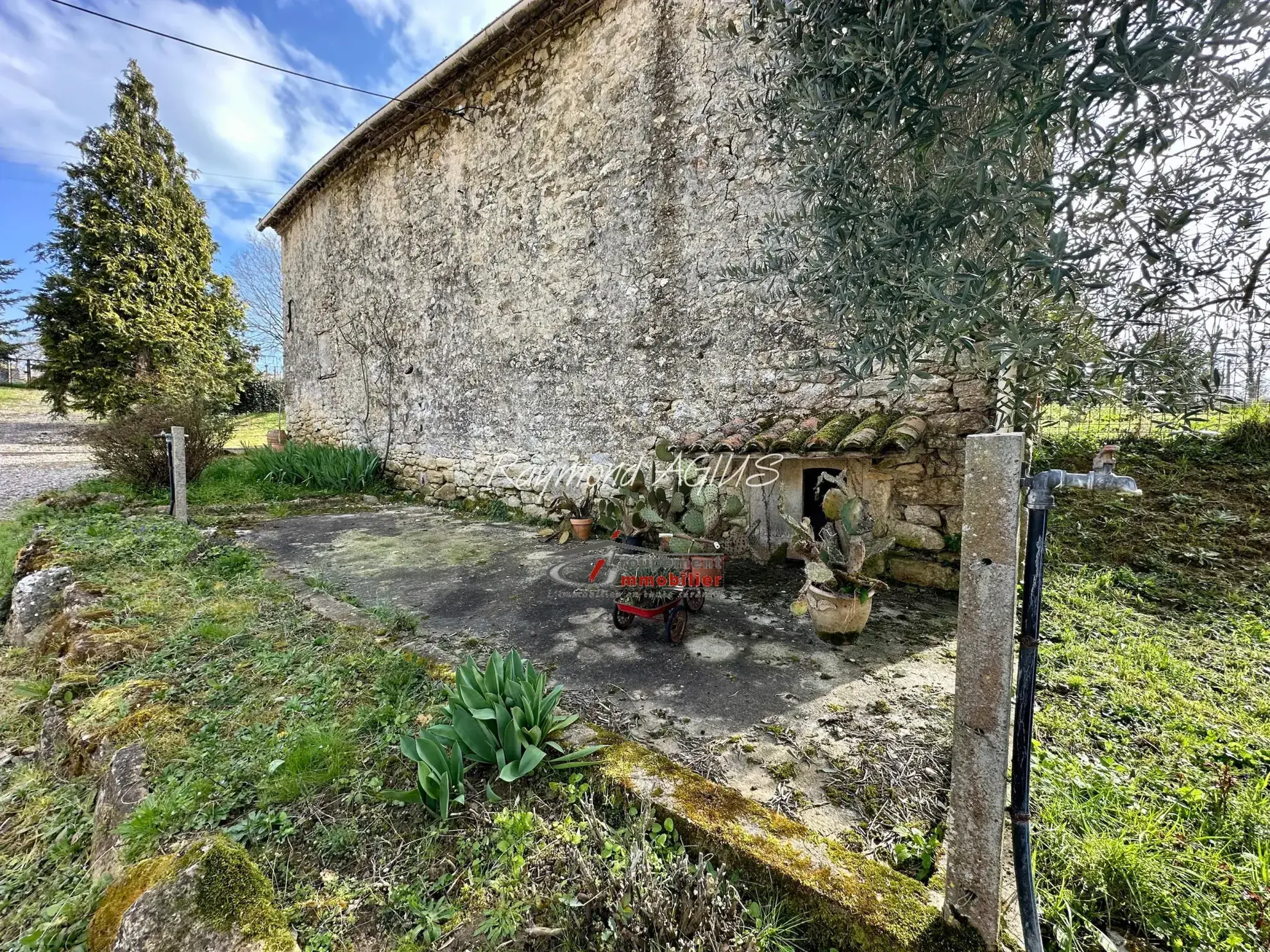 Maison traditionnelle en pierre avec 3 chambres, jardin et dépendances dans l'Entre-Deux-Mers 