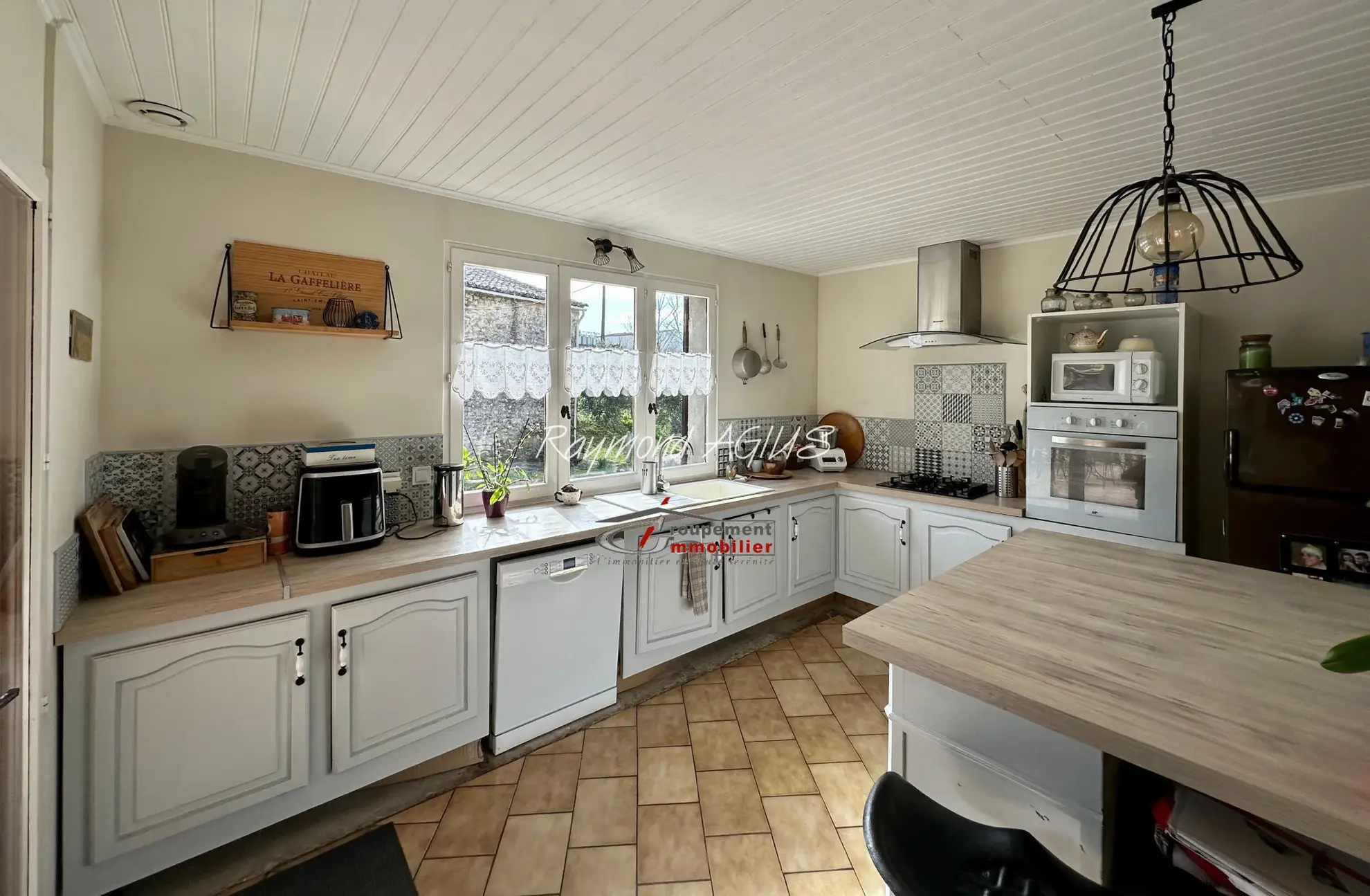 Maison traditionnelle en pierre avec 3 chambres, jardin et dépendances dans l'Entre-Deux-Mers 