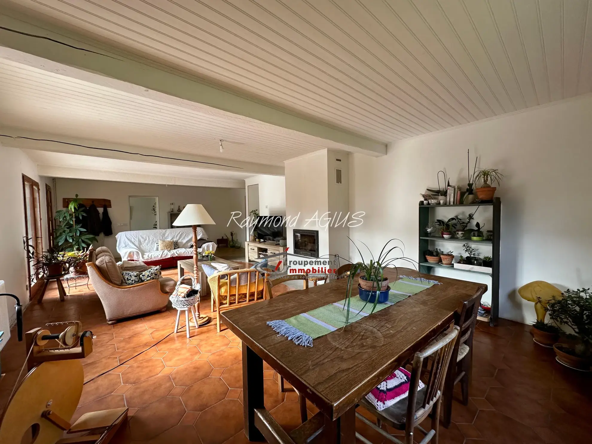 Maison traditionnelle en pierre avec 3 chambres, jardin et dépendances dans l'Entre-Deux-Mers 