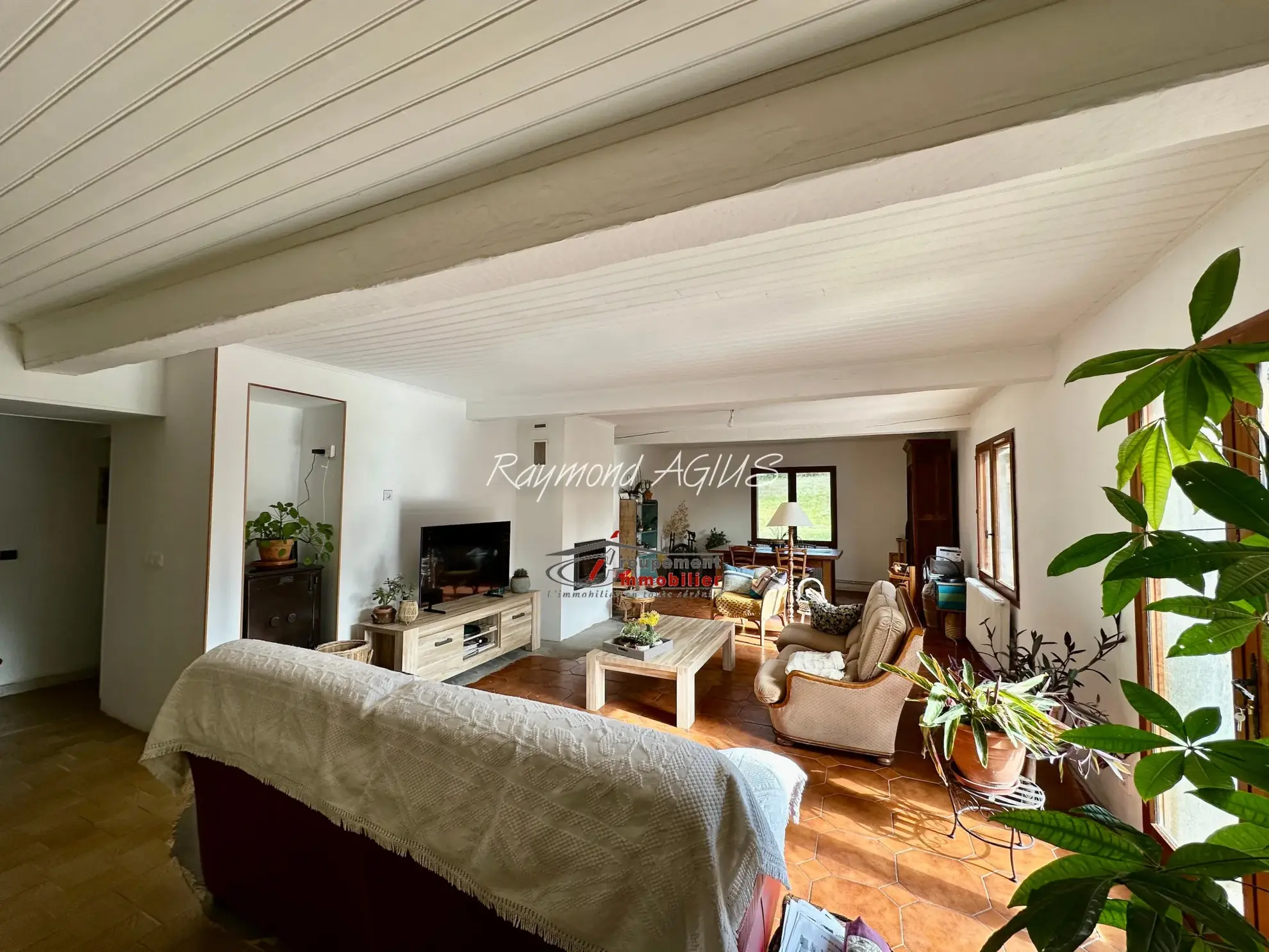 Maison traditionnelle en pierre avec 3 chambres, jardin et dépendances dans l'Entre-Deux-Mers 