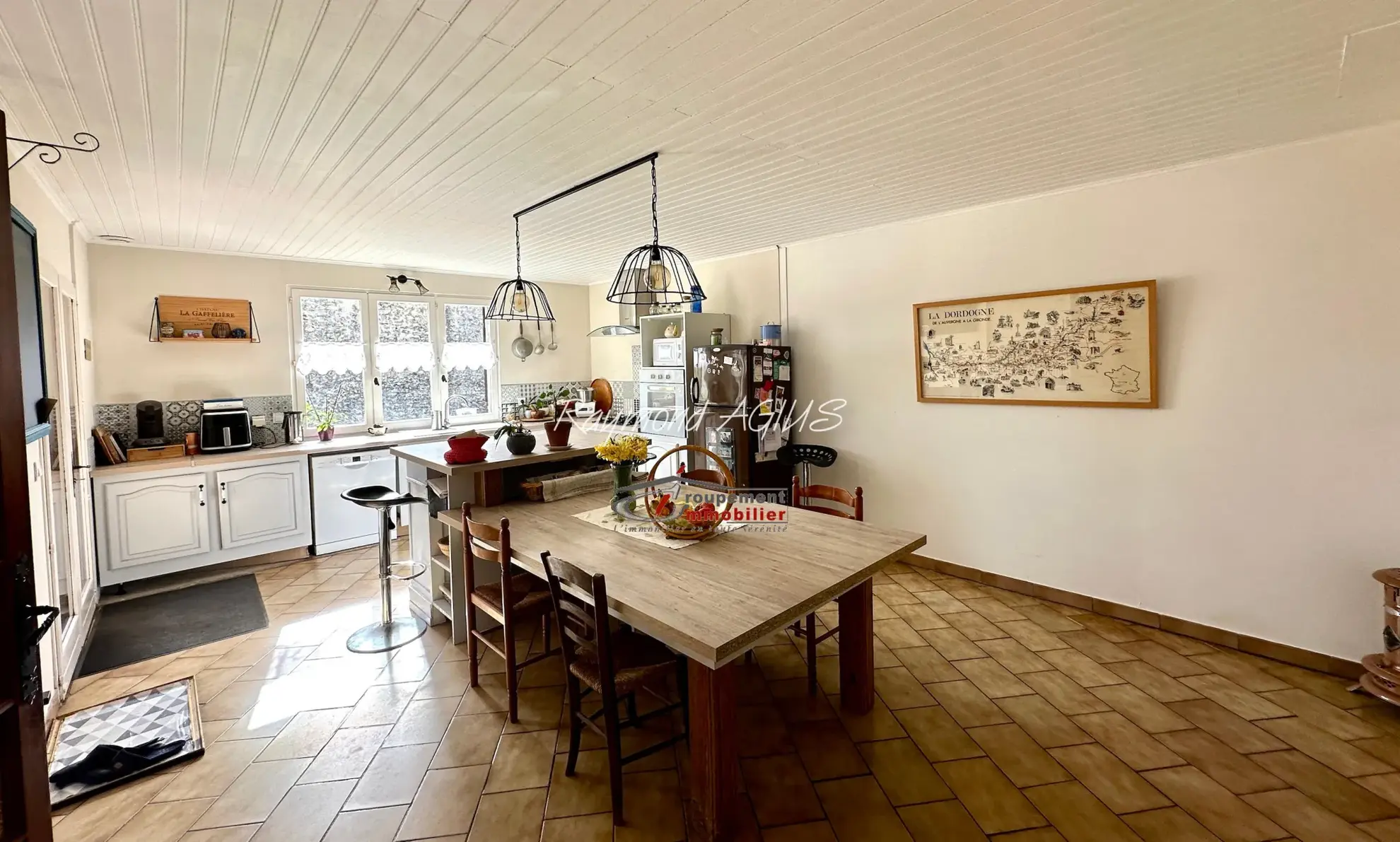 Maison traditionnelle en pierre avec 3 chambres, jardin et dépendances dans l'Entre-Deux-Mers 