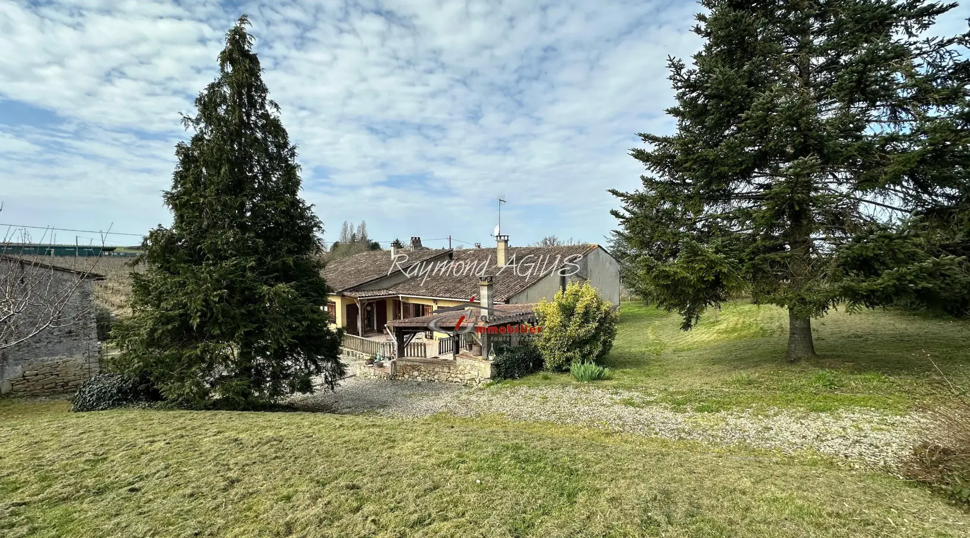 Maison traditionnelle en pierre avec 3 chambres, jardin et dépendances dans l'Entre-Deux-Mers 