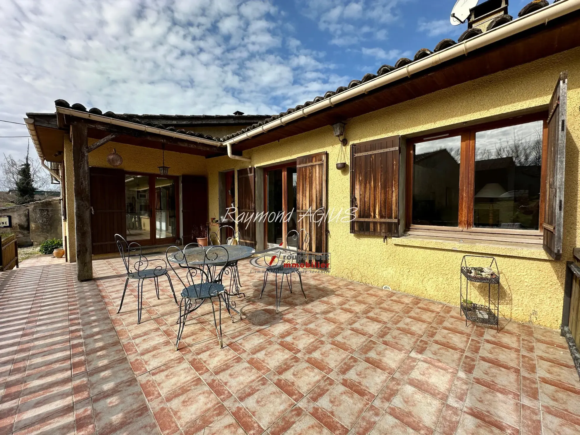 Maison traditionnelle en pierre avec 3 chambres, jardin et dépendances dans l'Entre-Deux-Mers 