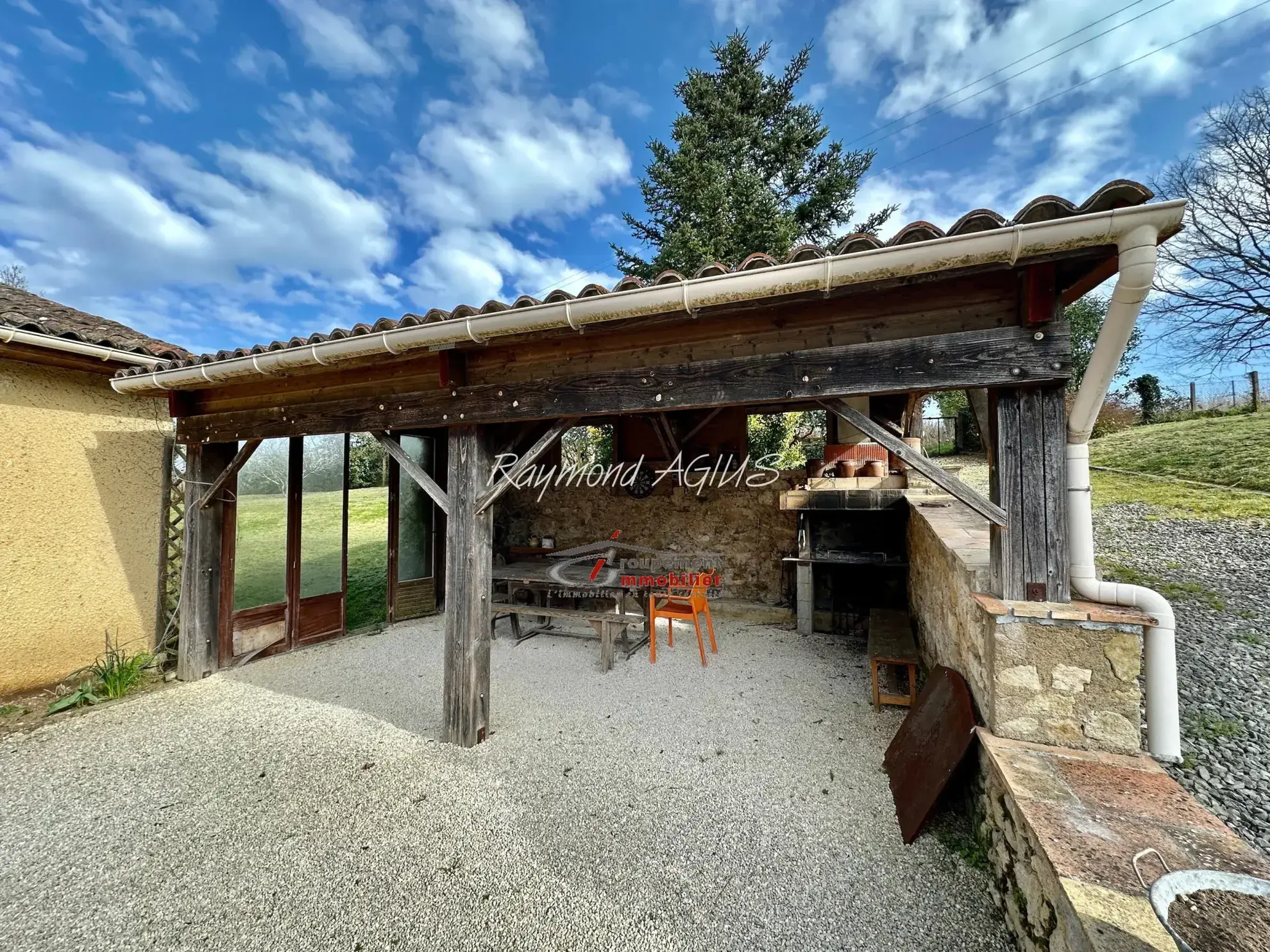 Maison traditionnelle en pierre avec 3 chambres, jardin et dépendances dans l'Entre-Deux-Mers 