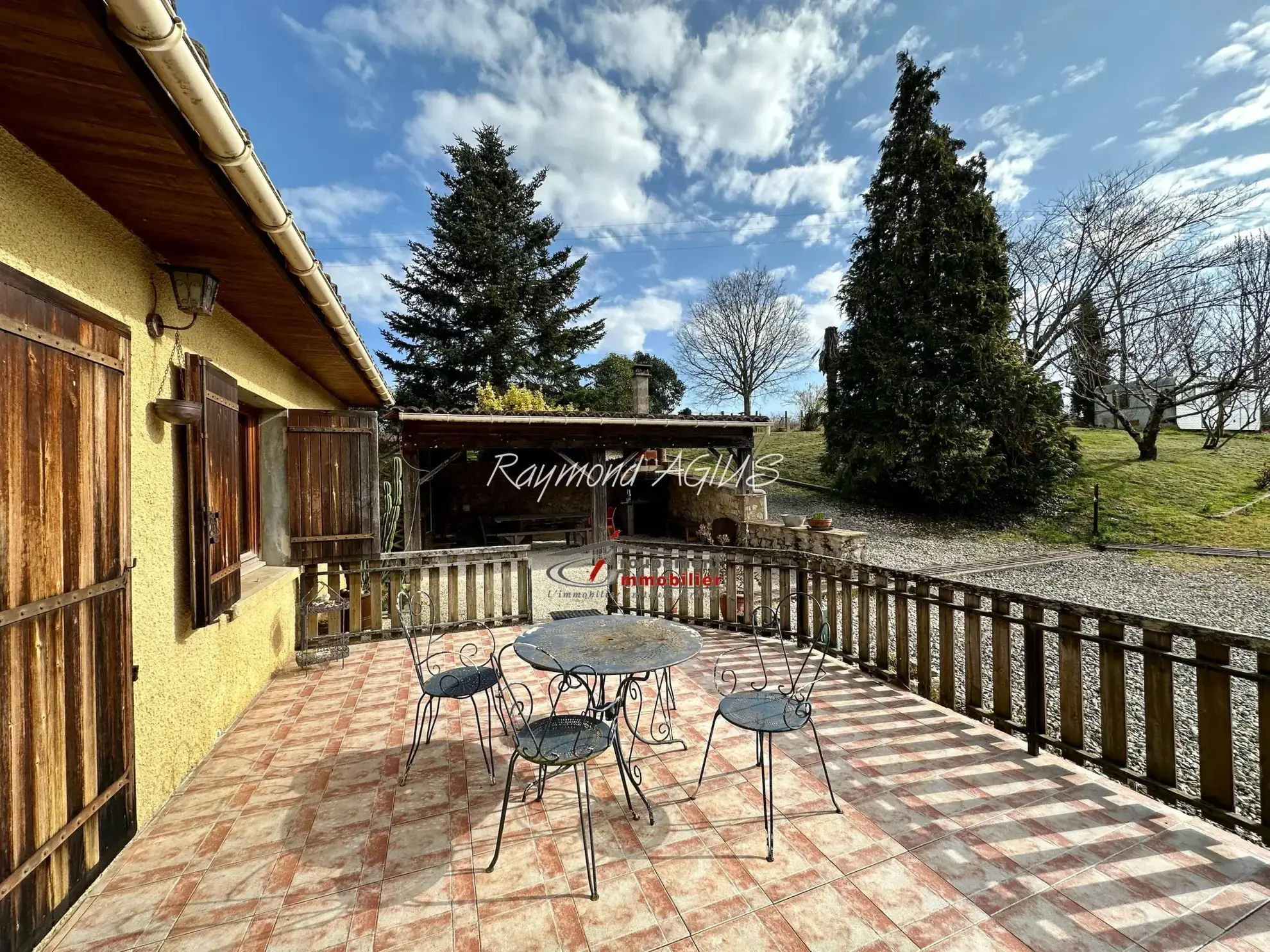 Maison traditionnelle en pierre avec 3 chambres, jardin et dépendances dans l'Entre-Deux-Mers 