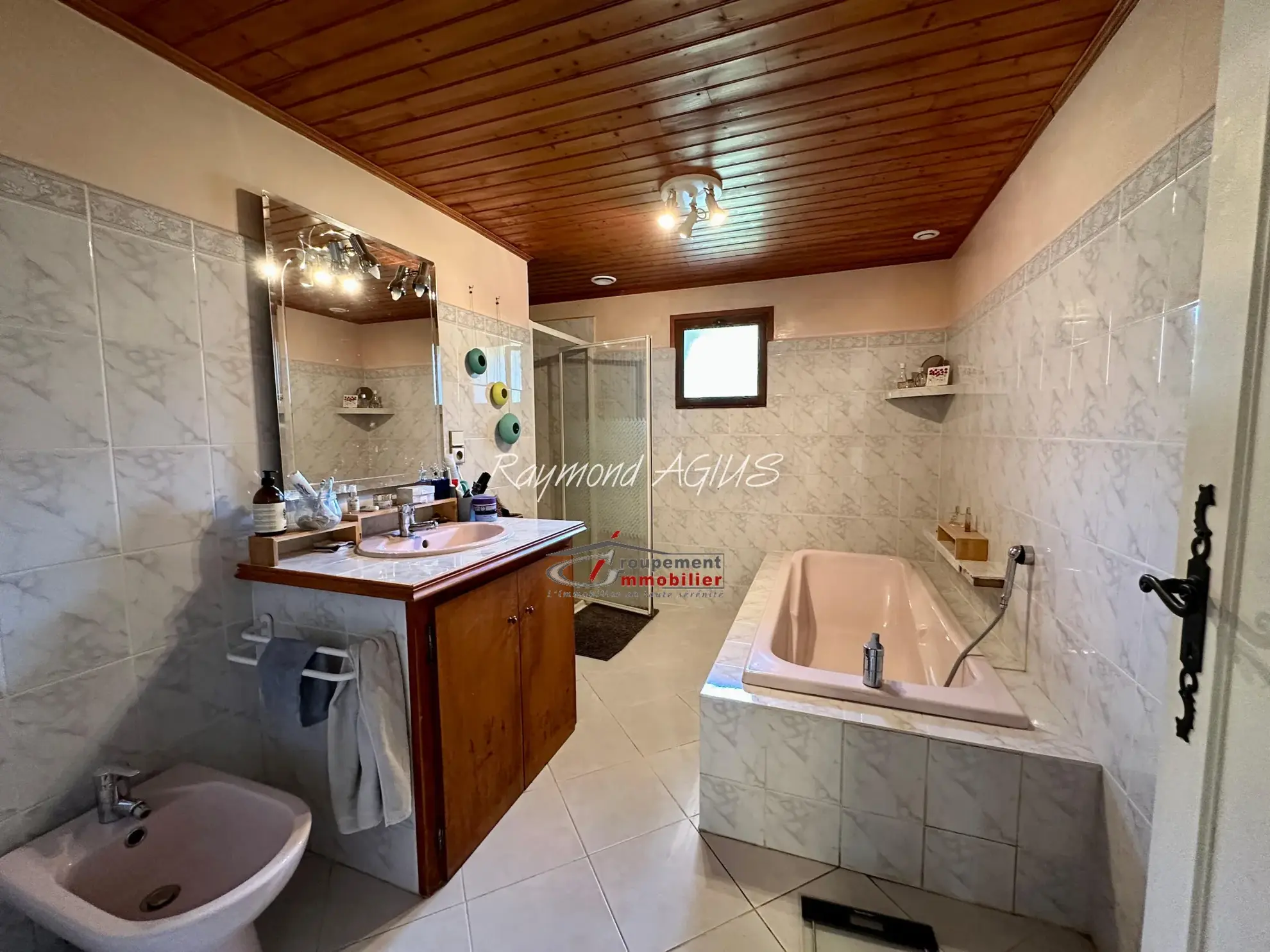 Maison traditionnelle en pierre avec 3 chambres, jardin et dépendances dans l'Entre-Deux-Mers 