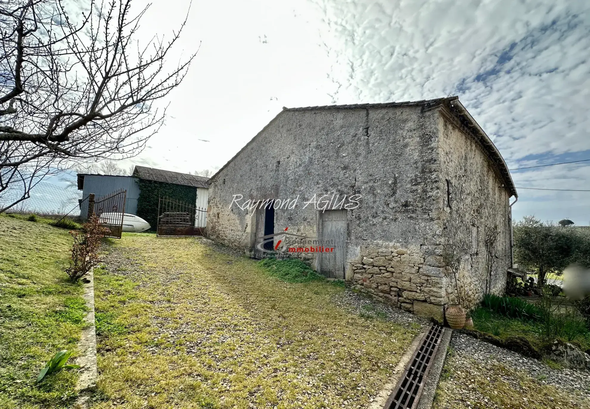 Maison traditionnelle en pierre avec 3 chambres, jardin et dépendances dans l'Entre-Deux-Mers 