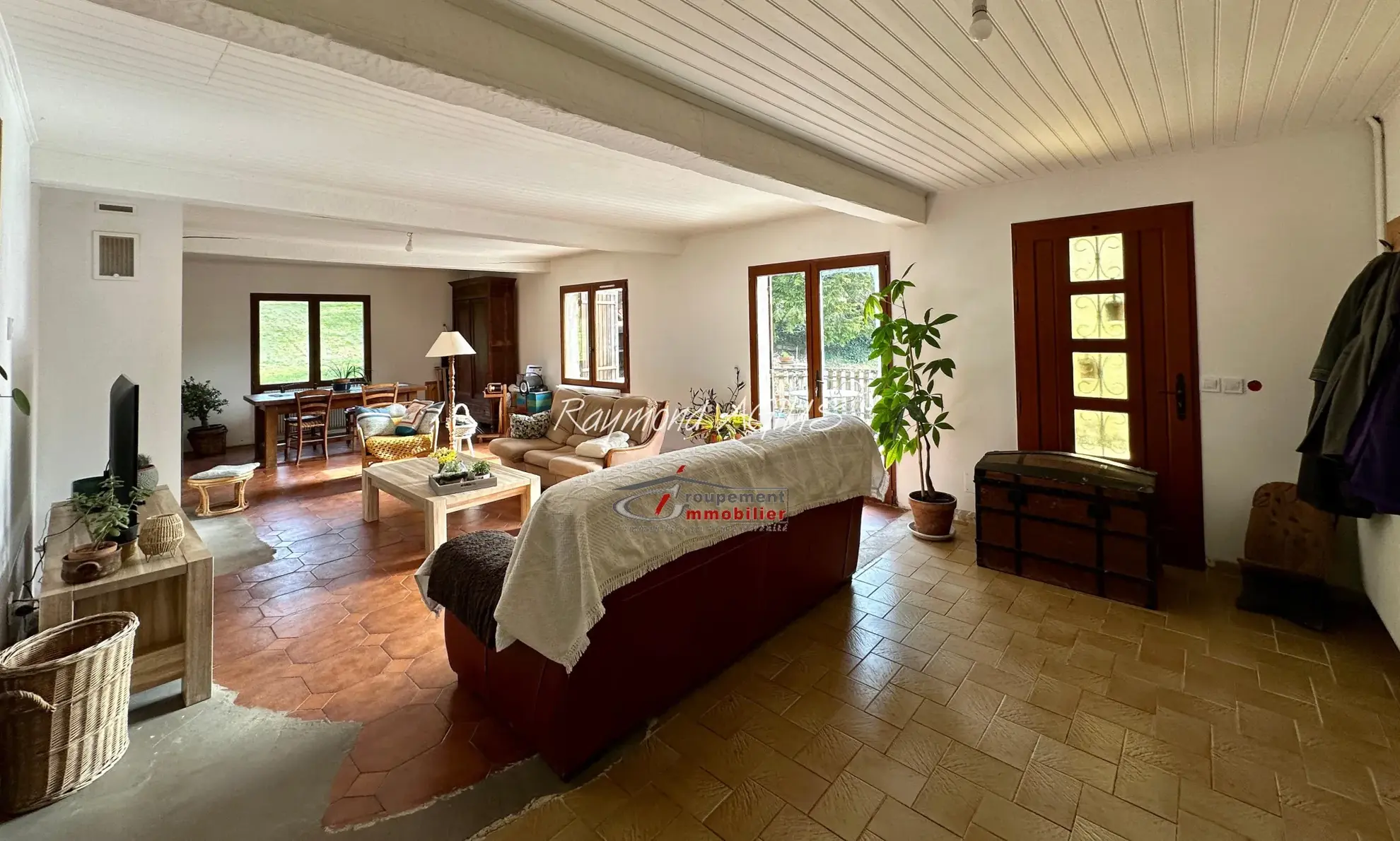 Maison traditionnelle en pierre avec 3 chambres, jardin et dépendances dans l'Entre-Deux-Mers 