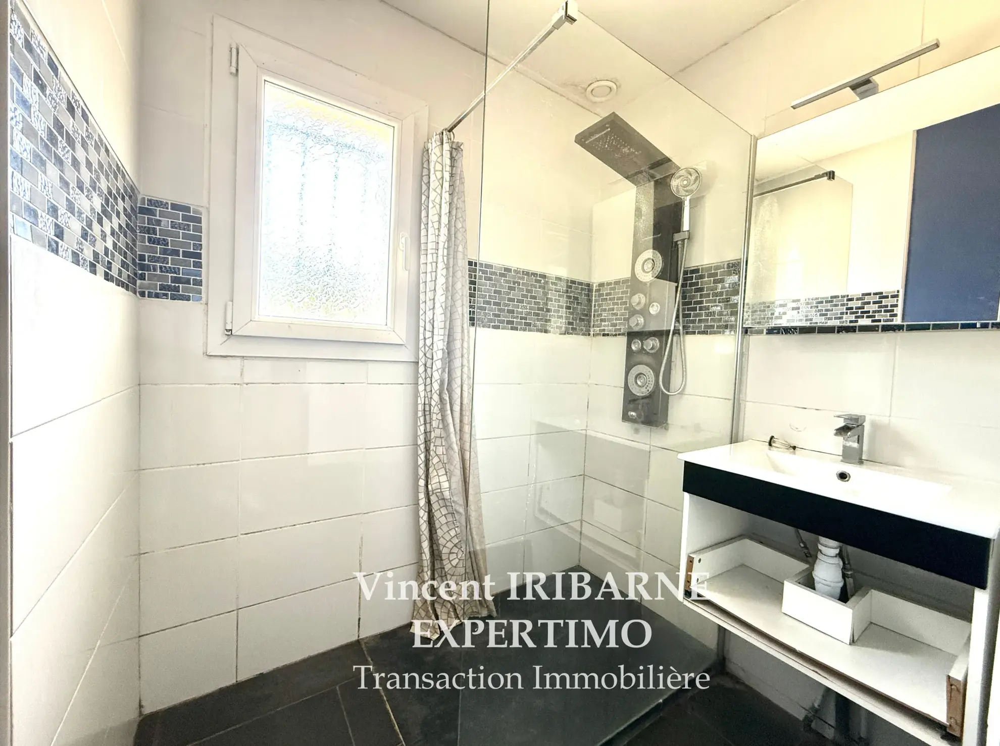 Maison de plain-pied avec 3 chambres et jardin à La Chapelle des Pots 