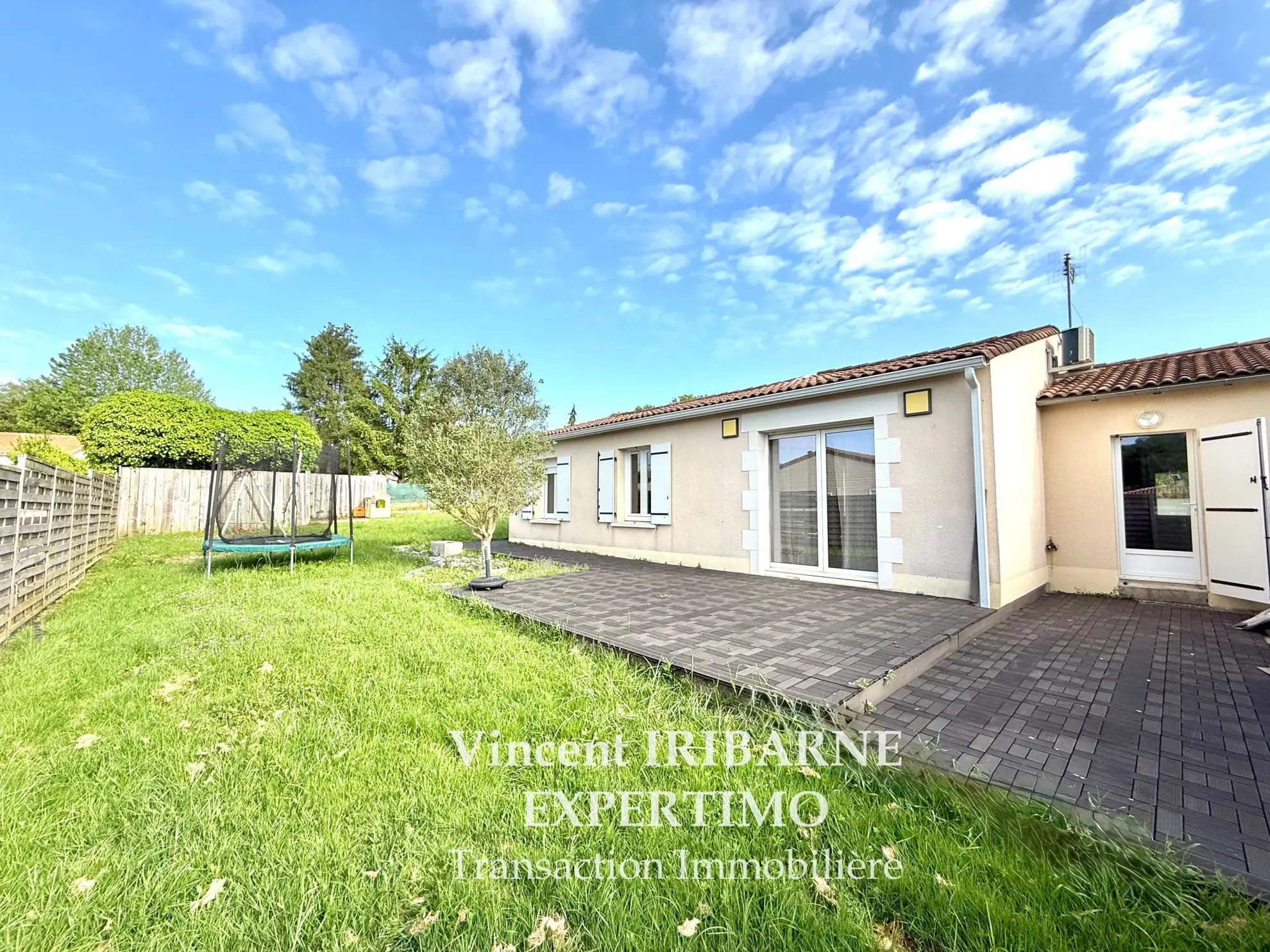 Maison de plain-pied avec 3 chambres et jardin à La Chapelle des Pots 