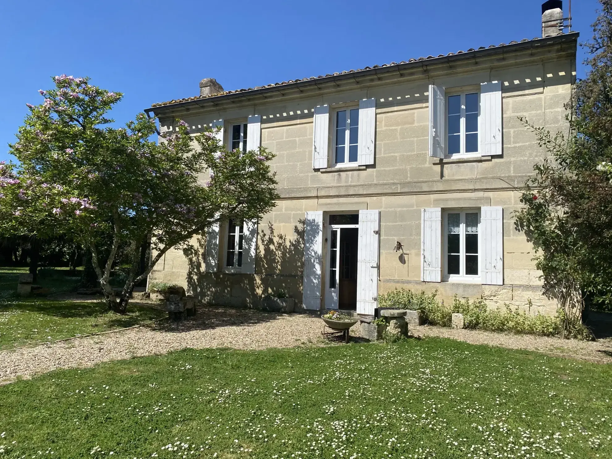 Maison en pierre avec piscine à Perissac, secteur calme près de Saint-André-de-Cubzac