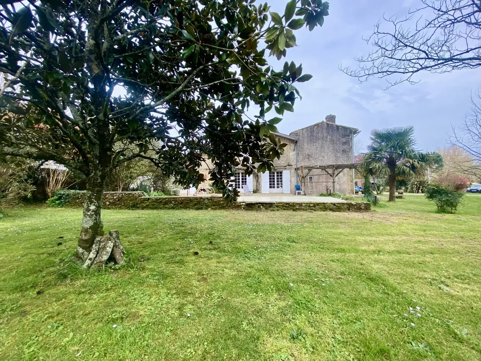 Charmante maison en pierre avec piscine et grand parc à Perissac 