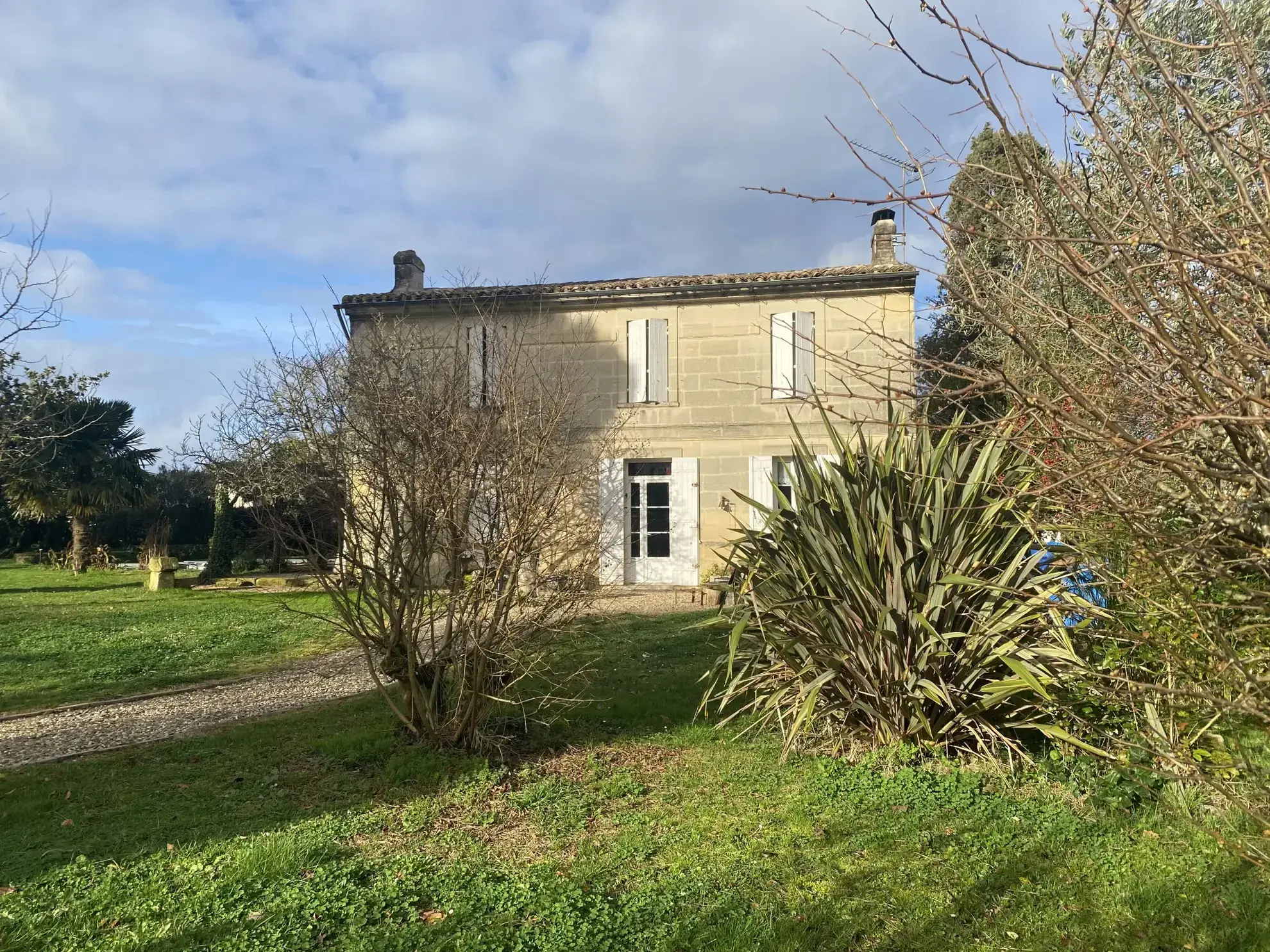 Charmante maison en pierre avec piscine et grand parc à Perissac 