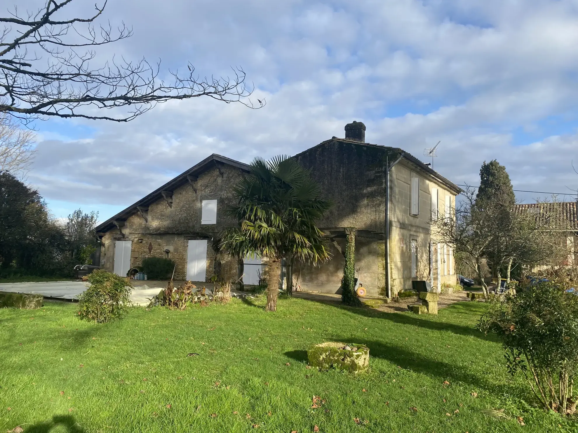 Charmante maison en pierre avec piscine et grand parc à Perissac 