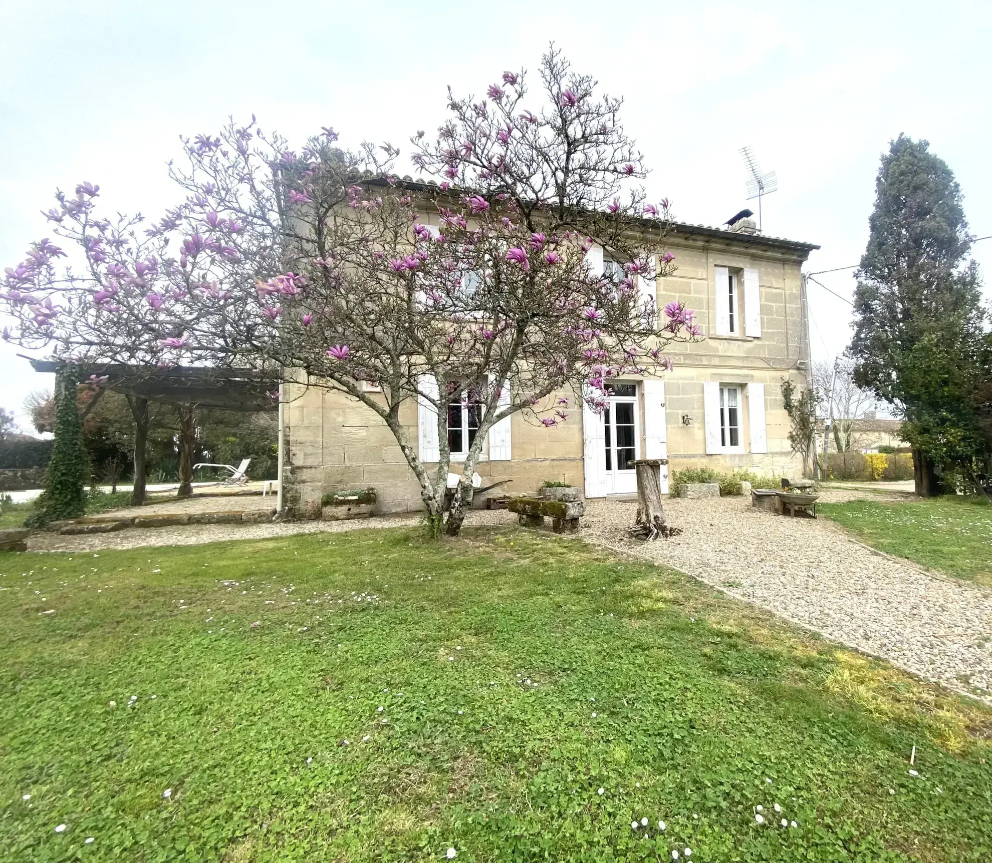 Charmante maison en pierre avec piscine et grand parc à Perissac 