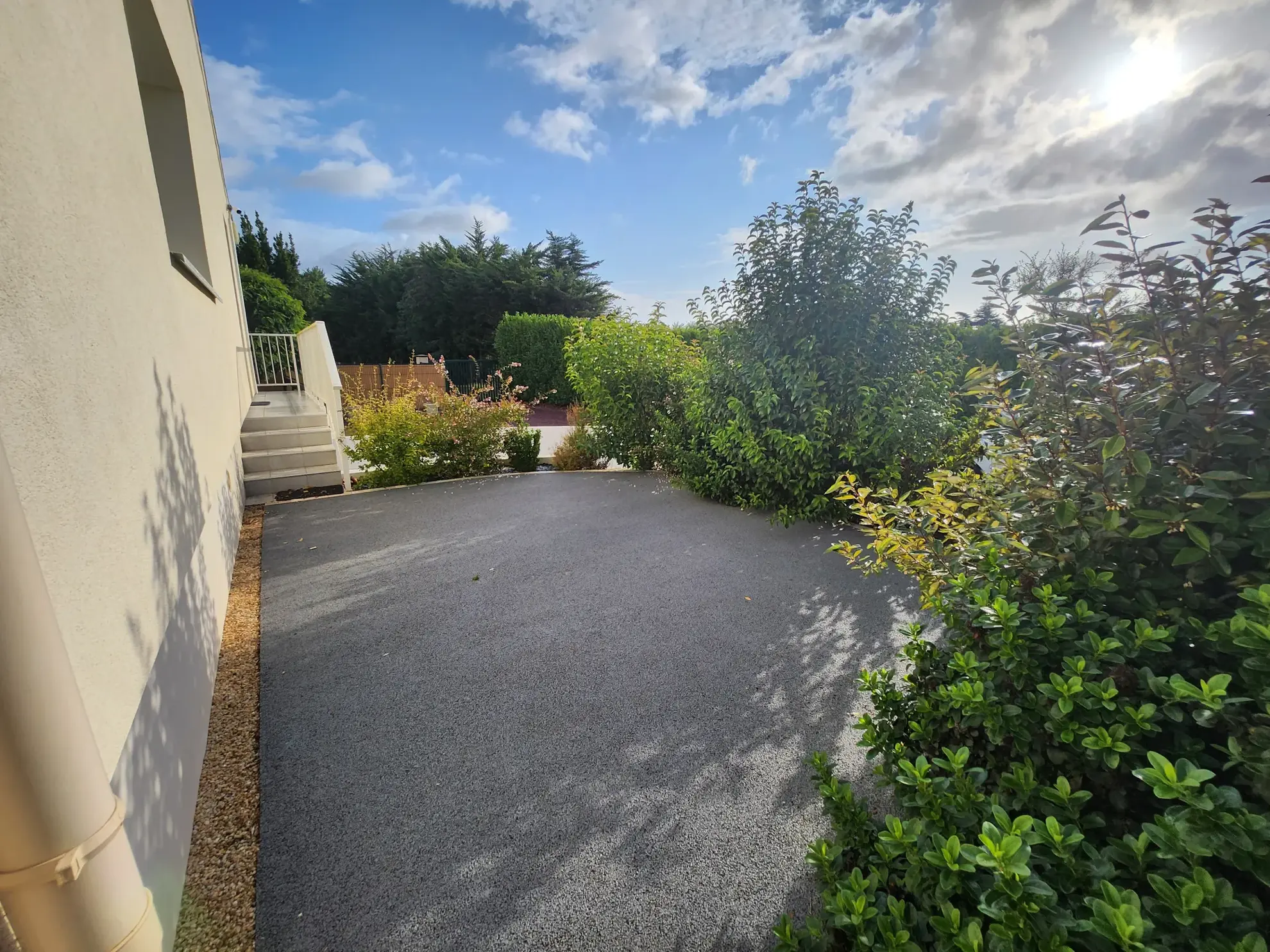 Maison rénovée en 2021 avec sous-sol, garage et terrain clos aux Magnils Reigniers 