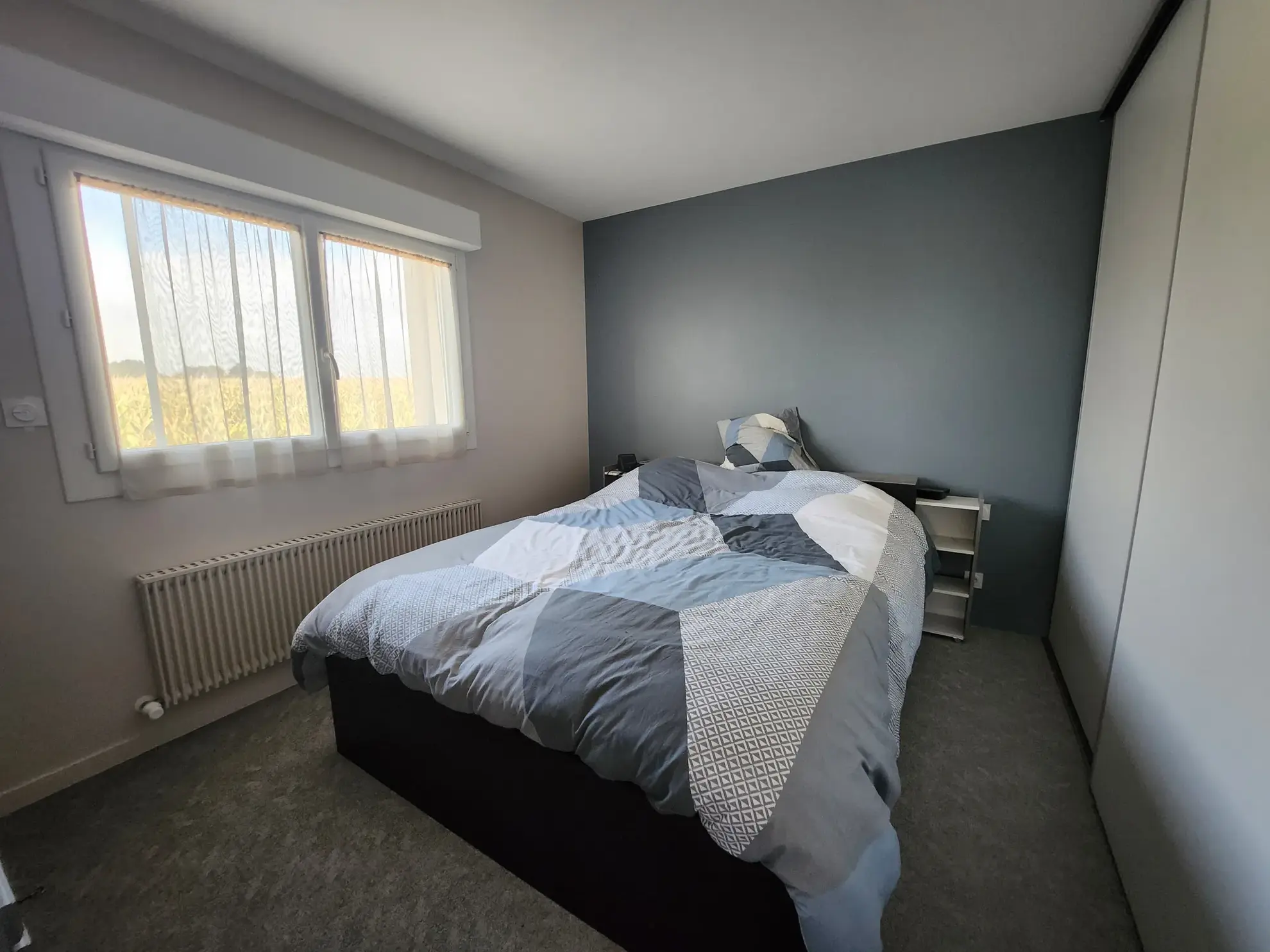 Maison rénovée en 2021 avec sous-sol, garage et terrain clos aux Magnils Reigniers 