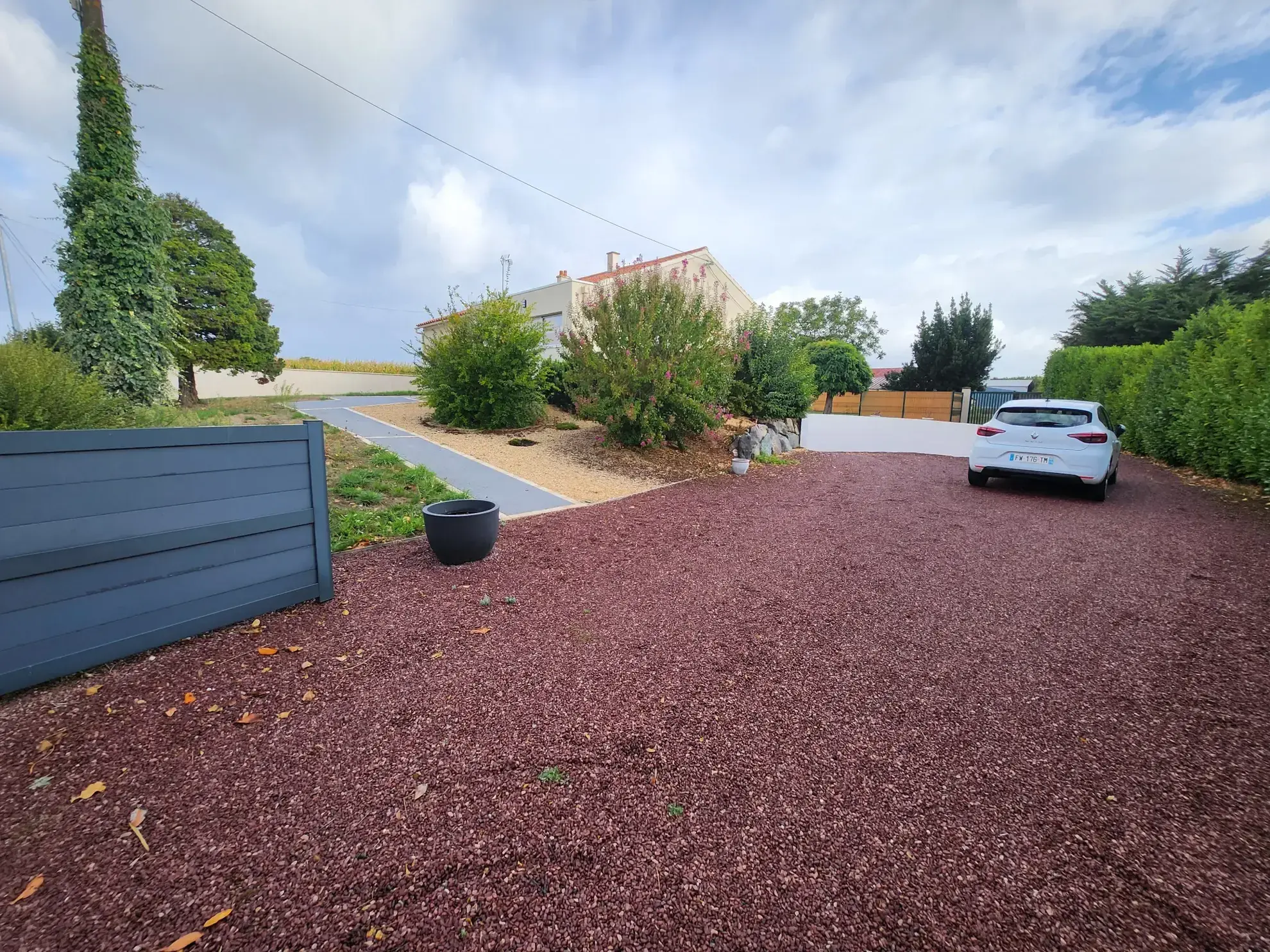 Maison rénovée en 2021 avec sous-sol, garage et terrain clos aux Magnils Reigniers 