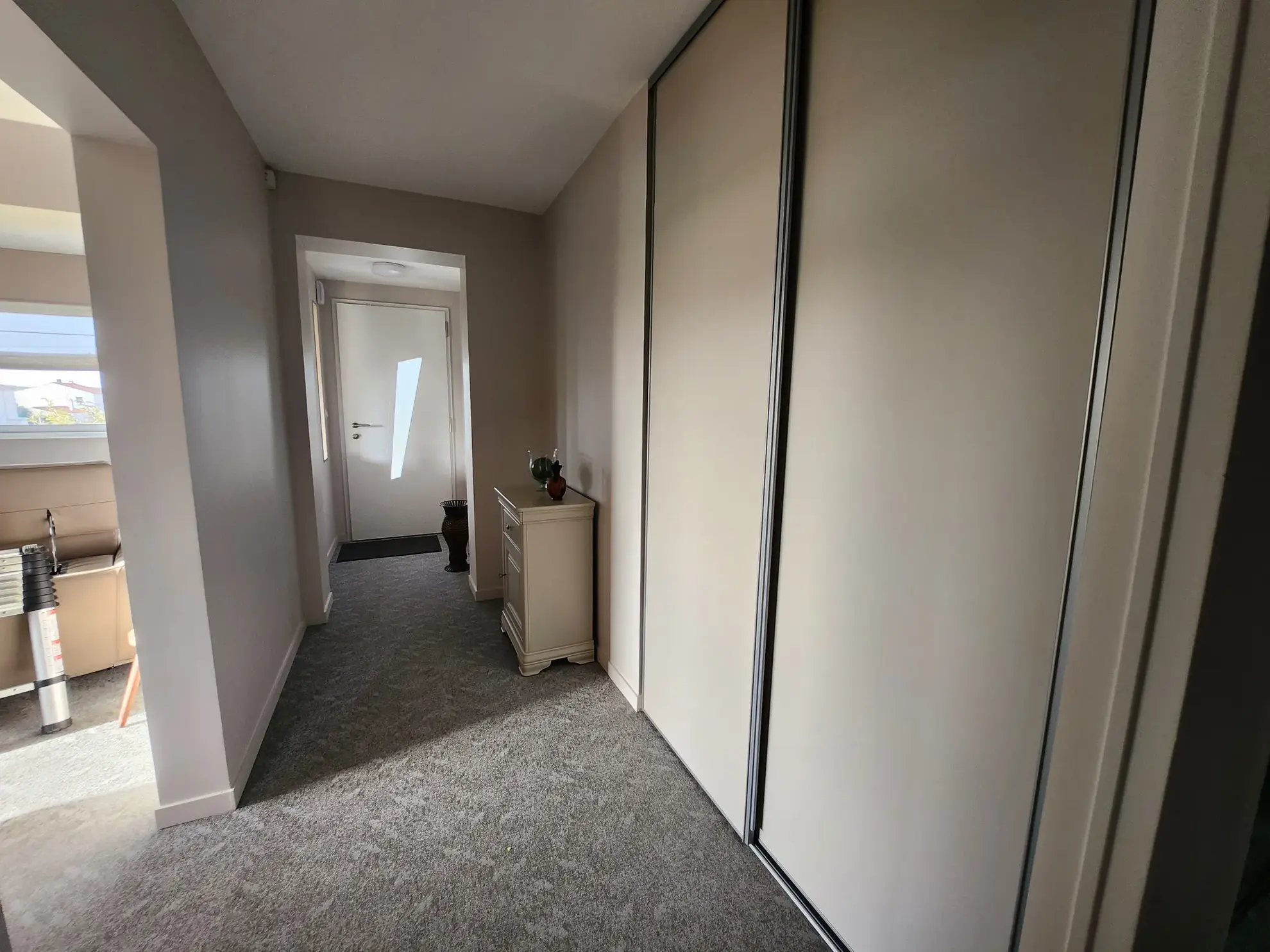 Maison rénovée en 2021 avec sous-sol, garage et terrain clos aux Magnils Reigniers 