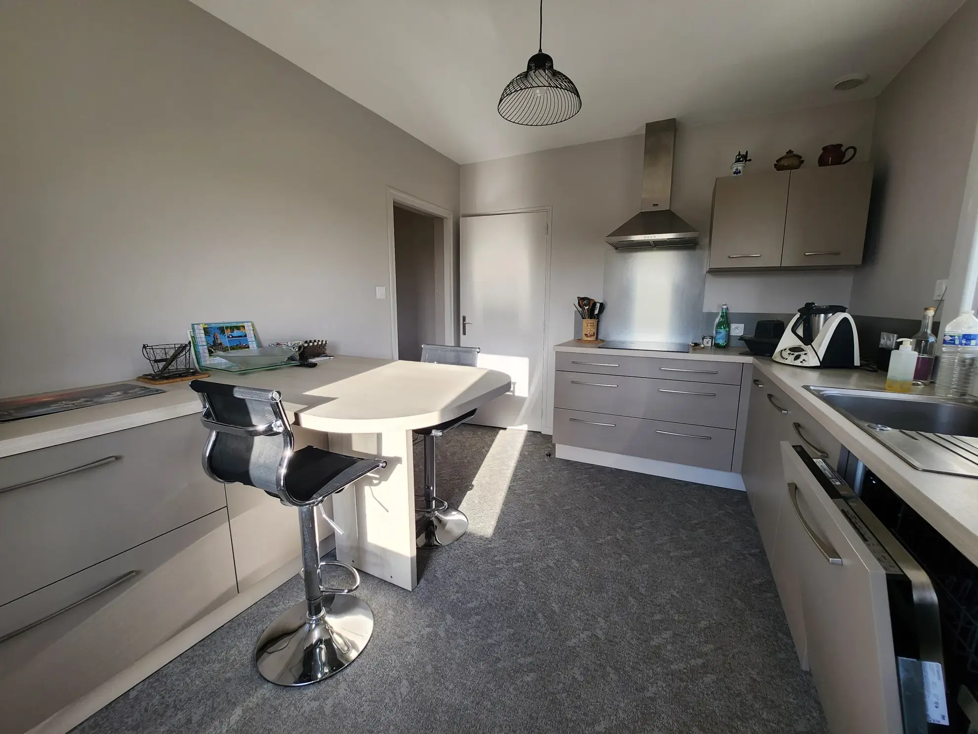 Maison rénovée en 2021 avec sous-sol, garage et terrain clos aux Magnils Reigniers 