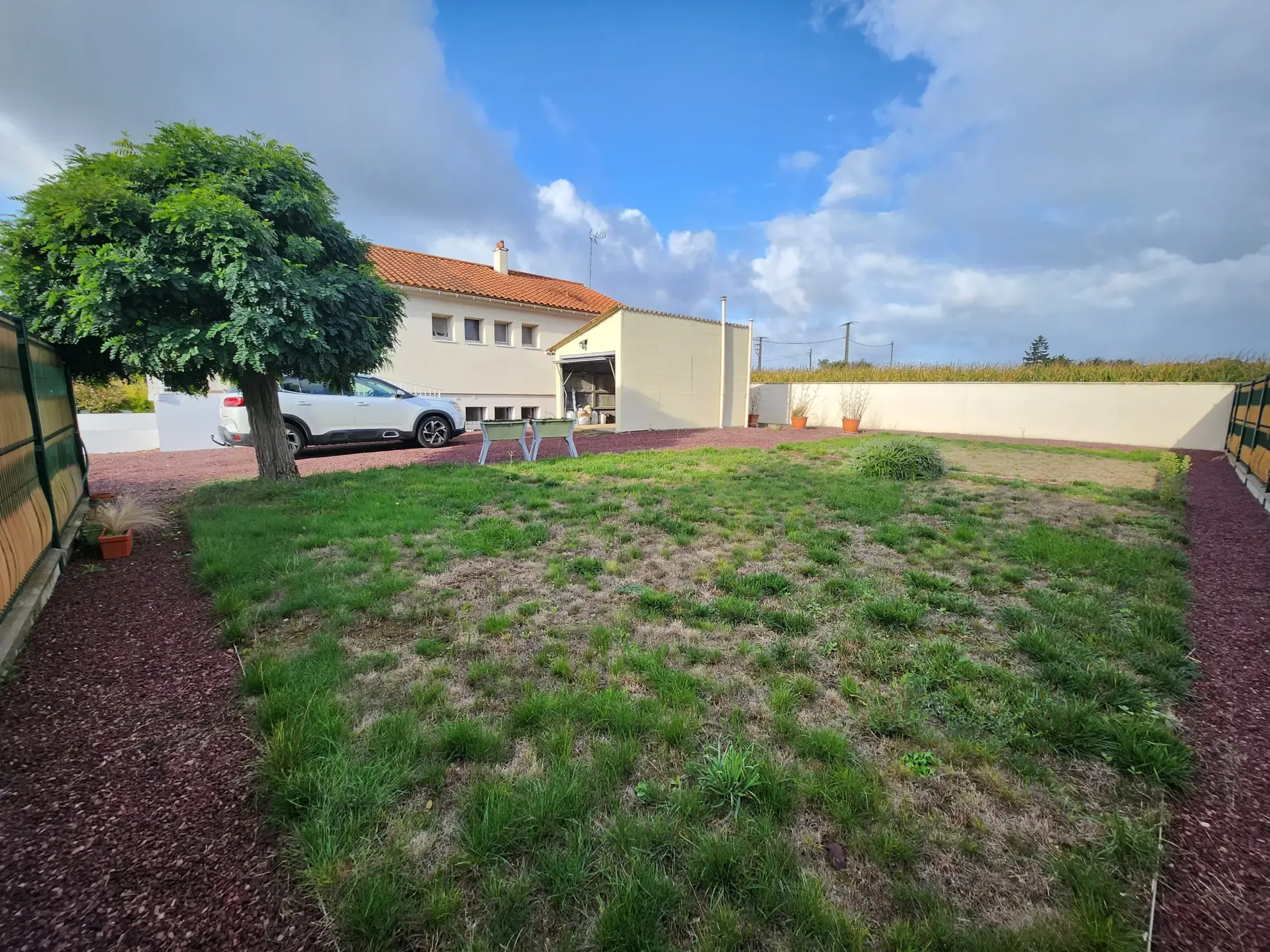 Maison rénovée en 2021 avec sous-sol, garage et terrain clos aux Magnils Reigniers 