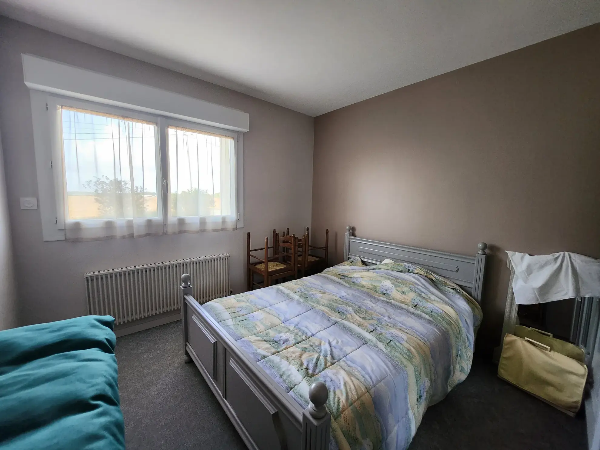 Maison rénovée en 2021 avec sous-sol, garage et terrain clos aux Magnils Reigniers 