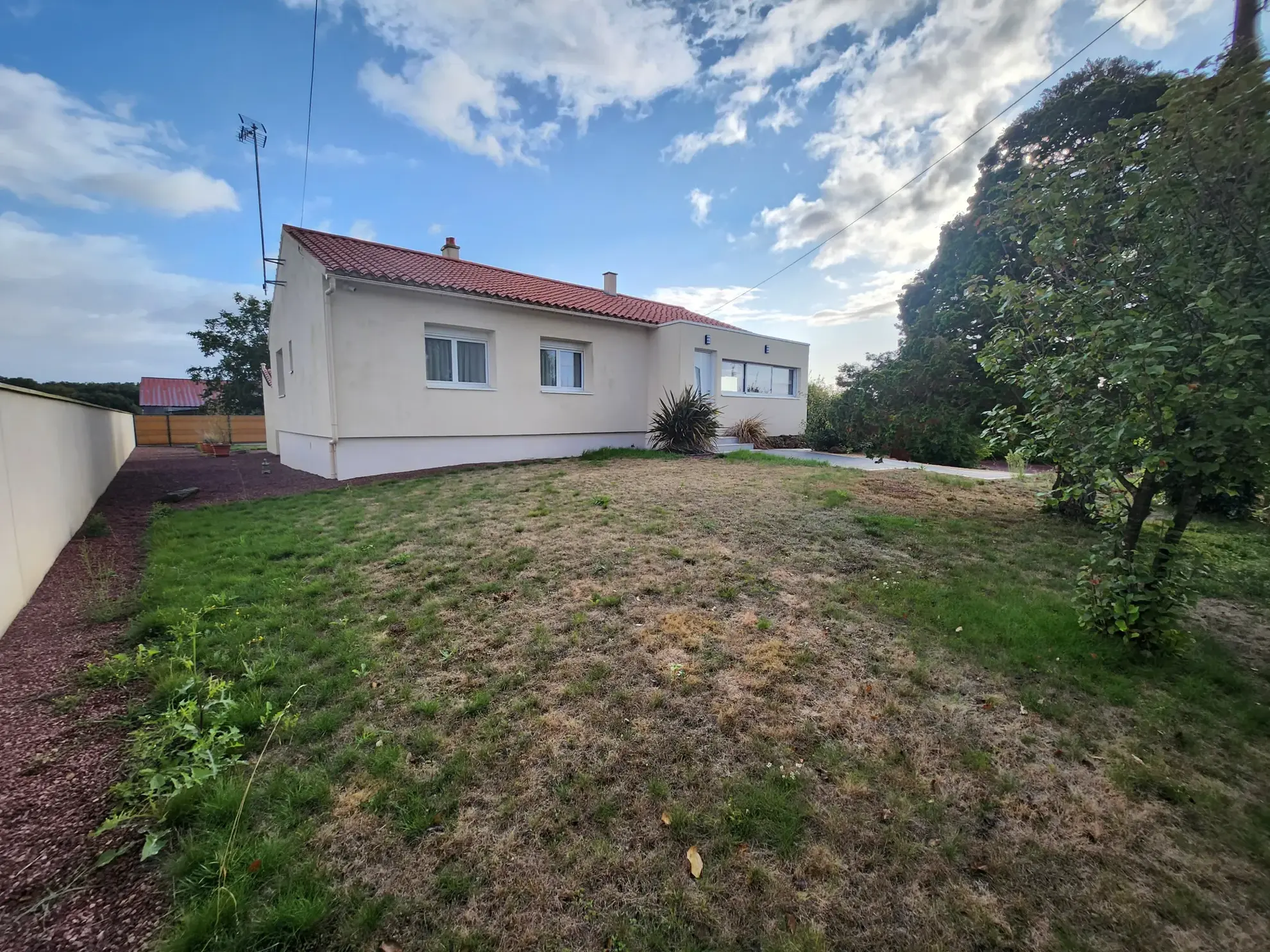 Maison rénovée en 2021 avec sous-sol, garage et terrain clos aux Magnils Reigniers 