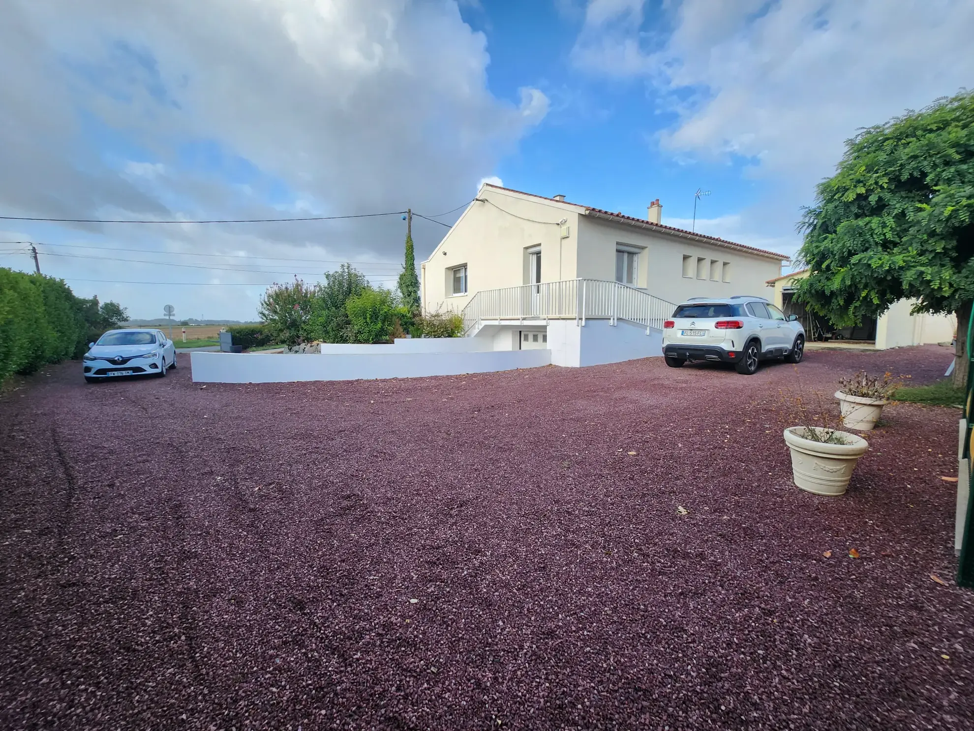 Maison rénovée en 2021 avec sous-sol, garage et terrain clos aux Magnils Reigniers 