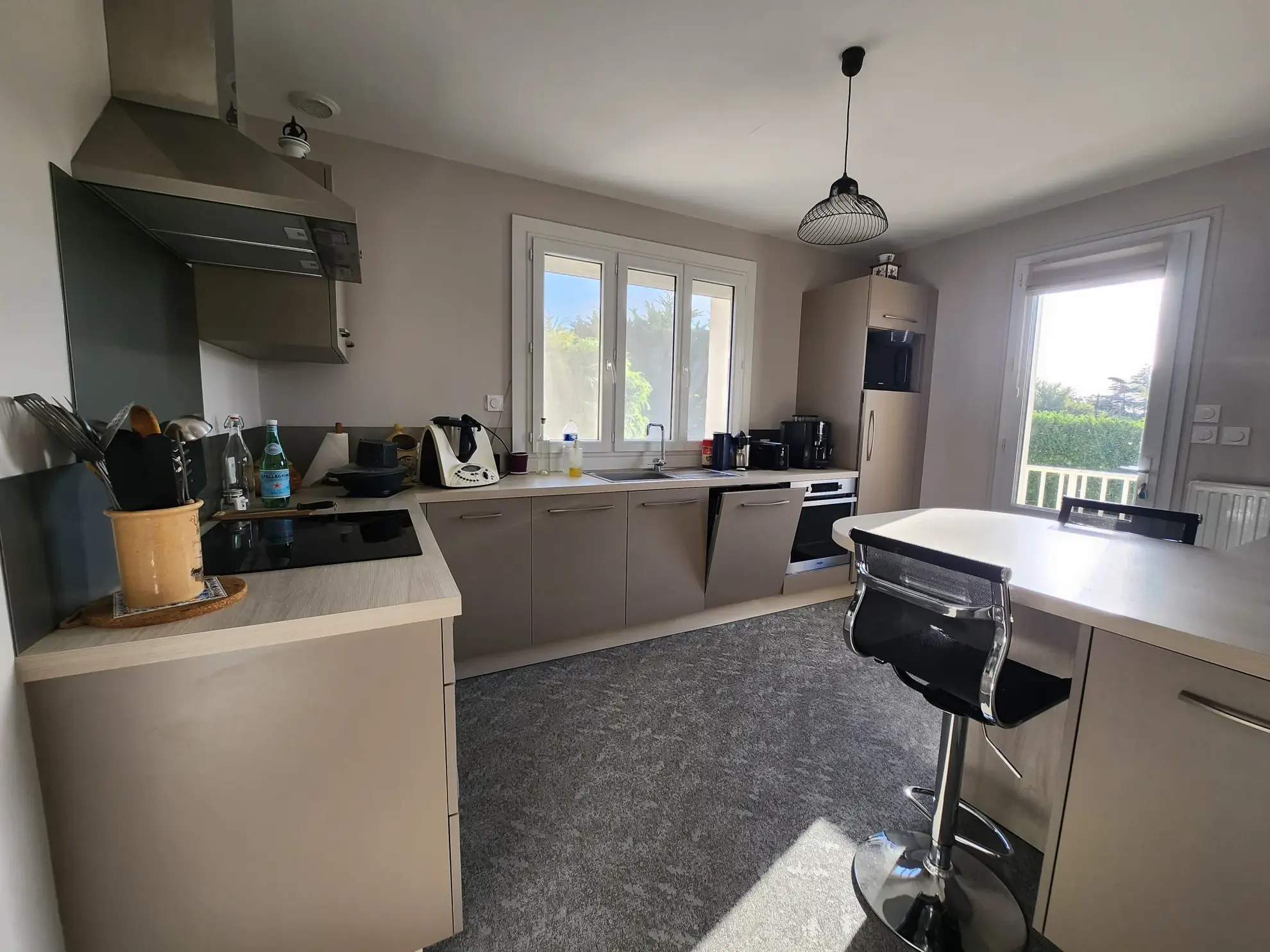 Maison rénovée en 2021 avec sous-sol, garage et terrain clos aux Magnils Reigniers 