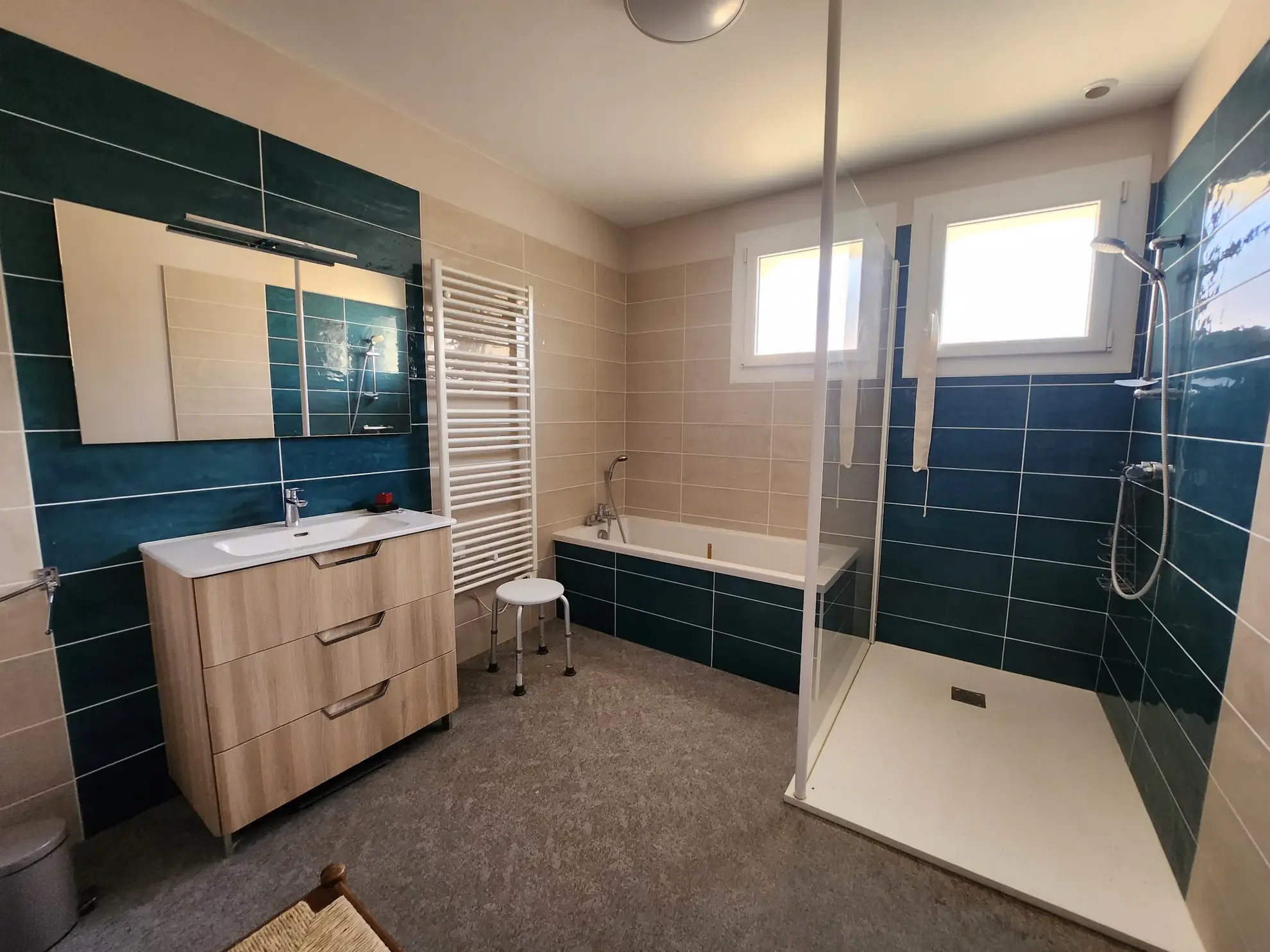 Maison rénovée en 2021 avec sous-sol, garage et terrain clos aux Magnils Reigniers 